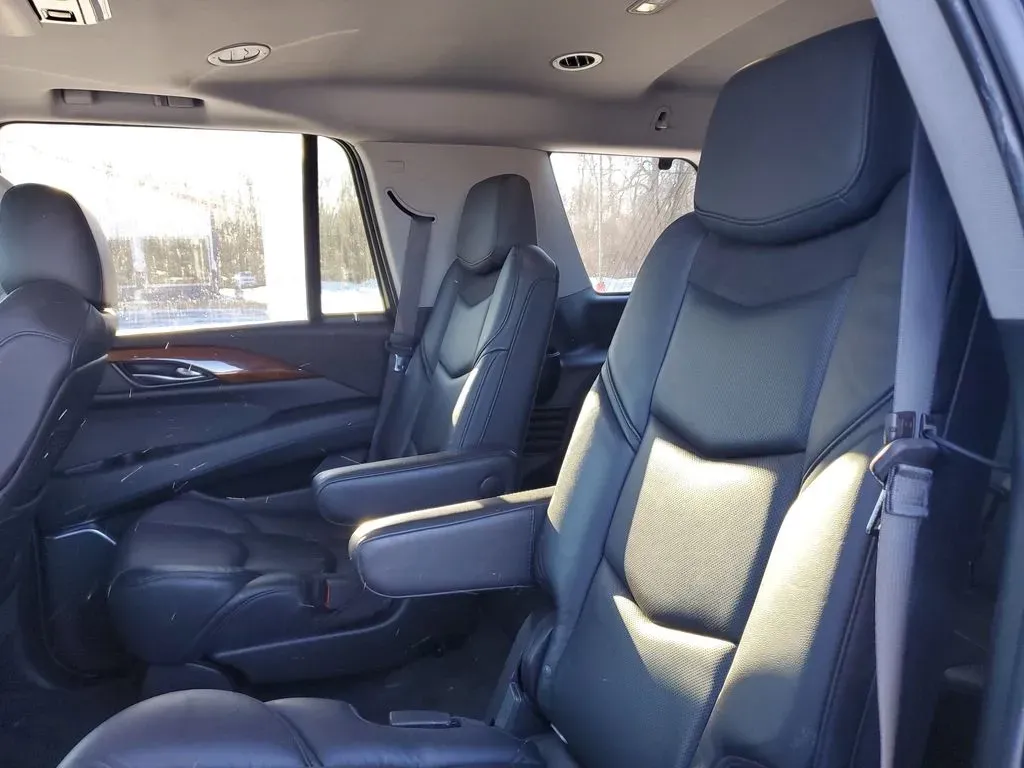 2020 /Jet Black Cadillac Escalade Premium Luxury (1GYS3CKJ6LR) with an V8, 6.2L engine, 10-speed automatic transmission, located at 6064 Gull Rd, Kalamazoo, MI, 49048, (269) 222-0088, 42.328388, -85.512924 - **Experience Luxury and Versatility with the 2020 Cadillac Escalade at AutoMaxx Kalamazoo!**<br /> <br /> Are you ready to elevate your driving experience while accommodating your growing family or embarking on weekend adventures? Look no further than this stunning 2020 Cadillac Escalade, available - Photo#8