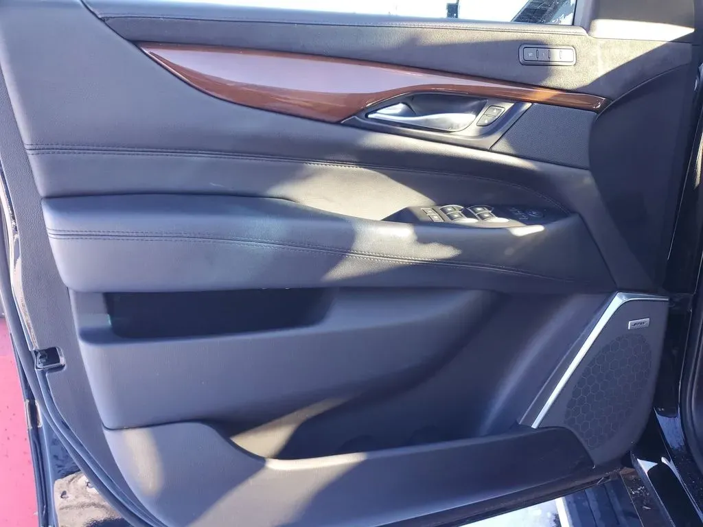 2020 /Jet Black Cadillac Escalade Premium Luxury (1GYS3CKJ6LR) with an V8, 6.2L engine, 10-speed automatic transmission, located at 6064 Gull Rd, Kalamazoo, MI, 49048, (269) 222-0088, 42.328388, -85.512924 - **Experience Luxury and Versatility with the 2020 Cadillac Escalade at AutoMaxx Kalamazoo!**<br /> <br /> Are you ready to elevate your driving experience while accommodating your growing family or embarking on weekend adventures? Look no further than this stunning 2020 Cadillac Escalade, available - Photo#12