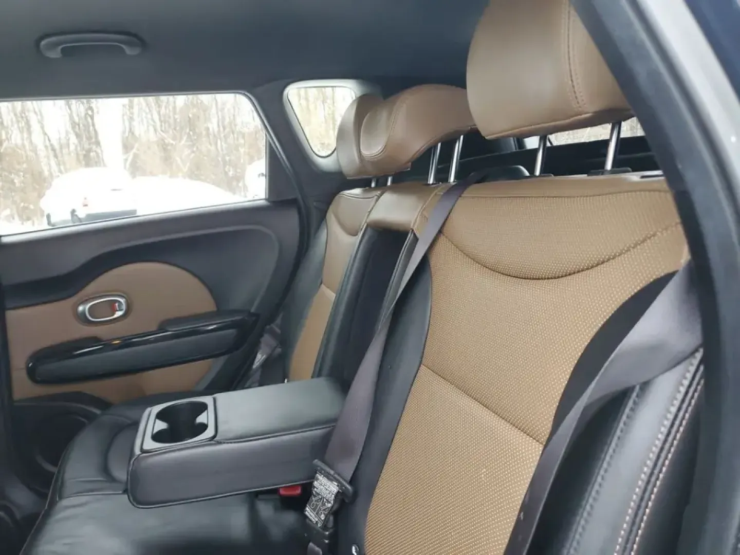 2016 /Brown 2-Tone Kia Soul + (KNDJP3A57G7) with an 4 Cyl, 2.0L engine, 6-speed automatic transmission, located at 6064 Gull Rd, Kalamazoo, MI, 49048, (269) 222-0088, 42.328388, -85.512924 - **Discover the Perfect Blend of Comfort and Style with This 2016 Kia Soul at AutoMaxx - Kalamazoo!**<br /> <br /> Are you ready to elevate your daily commute or embark on weekend adventures? Look no further than this stylish 2016 Kia Soul, available now at AutoMaxx - Kalamazoo. This pre-owned gem is- Photo#6