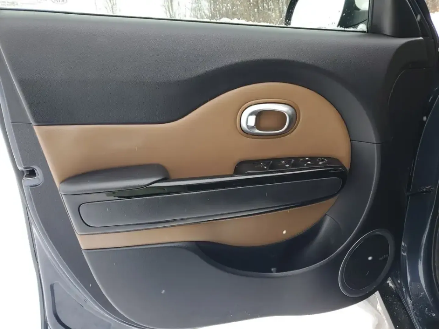 2016 /Brown 2-Tone Kia Soul + (KNDJP3A57G7) with an 4 Cyl, 2.0L engine, 6-speed automatic transmission, located at 6064 Gull Rd, Kalamazoo, MI, 49048, (269) 222-0088, 42.328388, -85.512924 - **Discover the Perfect Blend of Comfort and Style with This 2016 Kia Soul at AutoMaxx - Kalamazoo!**<br /> <br /> Are you ready to elevate your daily commute or embark on weekend adventures? Look no further than this stylish 2016 Kia Soul, available now at AutoMaxx - Kalamazoo. This pre-owned gem is- Photo#8