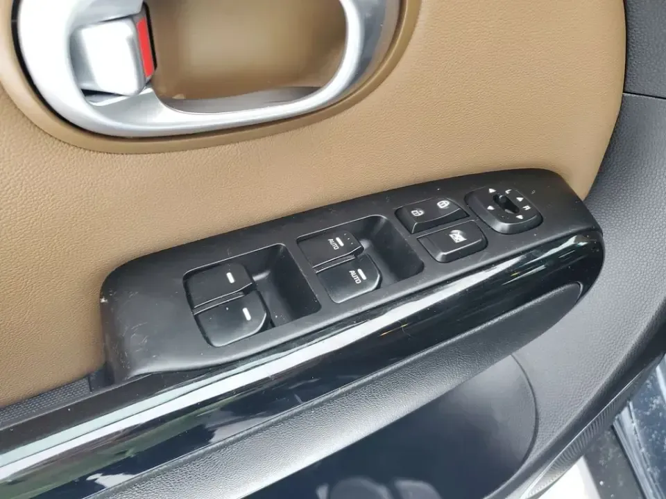 2016 /Brown 2-Tone Kia Soul + (KNDJP3A57G7) with an 4 Cyl, 2.0L engine, 6-speed automatic transmission, located at 6064 Gull Rd, Kalamazoo, MI, 49048, (269) 222-0088, 42.328388, -85.512924 - **Discover the Perfect Blend of Comfort and Style with This 2016 Kia Soul at AutoMaxx - Kalamazoo!**<br /> <br /> Are you ready to elevate your daily commute or embark on weekend adventures? Look no further than this stylish 2016 Kia Soul, available now at AutoMaxx - Kalamazoo. This pre-owned gem is - Photo#9