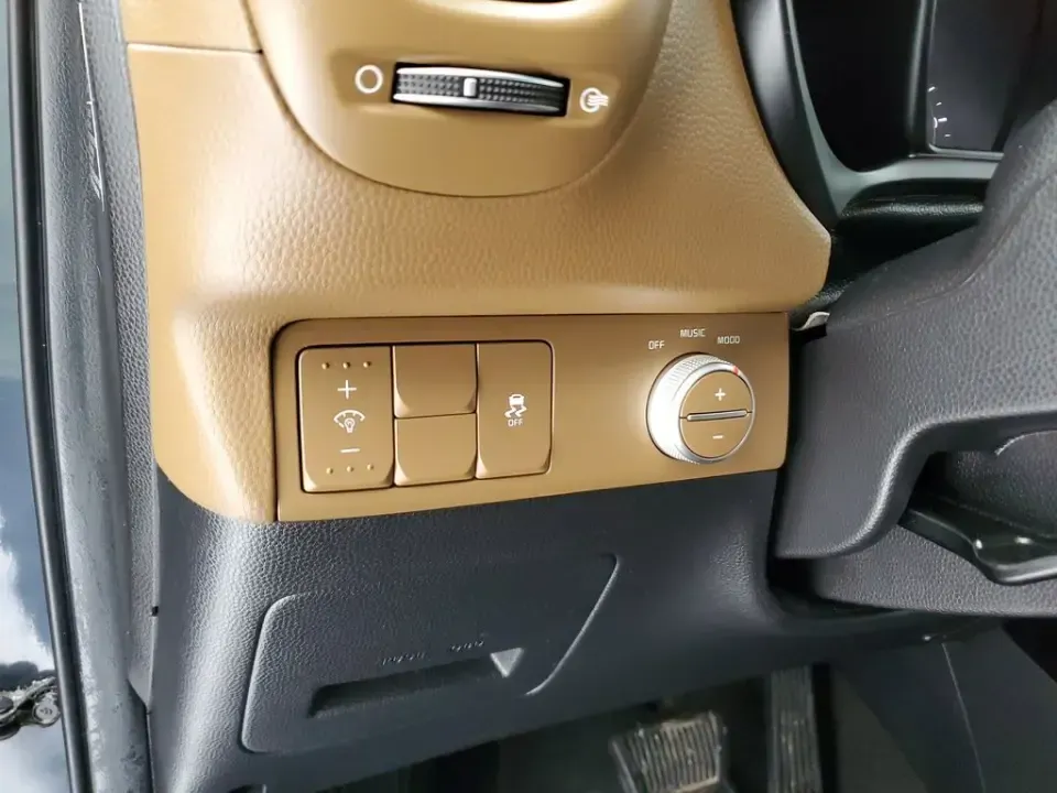 2016 /Brown 2-Tone Kia Soul + (KNDJP3A57G7) with an 4 Cyl, 2.0L engine, 6-speed automatic transmission, located at 6064 Gull Rd, Kalamazoo, MI, 49048, (269) 222-0088, 42.328388, -85.512924 - **Discover the Perfect Blend of Comfort and Style with This 2016 Kia Soul at AutoMaxx - Kalamazoo!**<br /> <br /> Are you ready to elevate your daily commute or embark on weekend adventures? Look no further than this stylish 2016 Kia Soul, available now at AutoMaxx - Kalamazoo. This pre-owned gem is - Photo#12