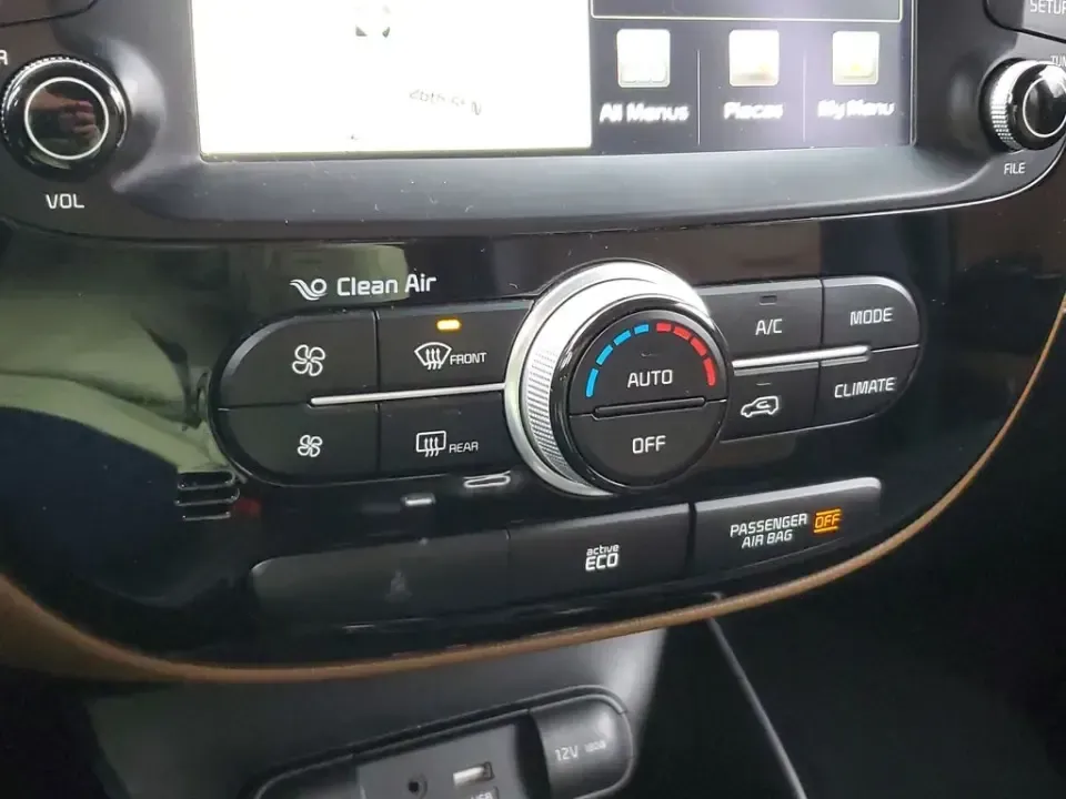 2016 /Brown 2-Tone Kia Soul + (KNDJP3A57G7) with an 4 Cyl, 2.0L engine, 6-speed automatic transmission, located at 6064 Gull Rd, Kalamazoo, MI, 49048, (269) 222-0088, 42.328388, -85.512924 - **Discover the Perfect Blend of Comfort and Style with This 2016 Kia Soul at AutoMaxx - Kalamazoo!**<br /> <br /> Are you ready to elevate your daily commute or embark on weekend adventures? Look no further than this stylish 2016 Kia Soul, available now at AutoMaxx - Kalamazoo. This pre-owned gem is - Photo#19