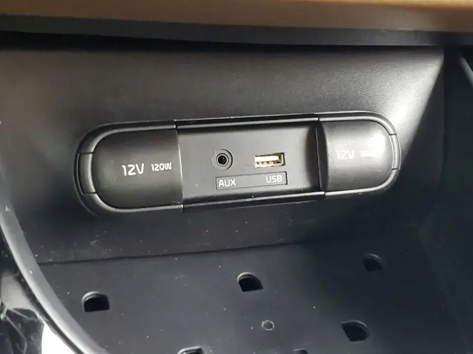 2016 /Brown 2-Tone Kia Soul + (KNDJP3A57G7) with an 4 Cyl, 2.0L engine, 6-speed automatic transmission, located at 6064 Gull Rd, Kalamazoo, MI, 49048, (269) 222-0088, 42.328388, -85.512924 - **Discover the Perfect Blend of Comfort and Style with This 2016 Kia Soul at AutoMaxx - Kalamazoo!**<br /> <br /> Are you ready to elevate your daily commute or embark on weekend adventures? Look no further than this stylish 2016 Kia Soul, available now at AutoMaxx - Kalamazoo. This pre-owned gem is - Photo#21