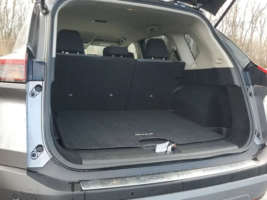 2023 /Charcoal Nissan Rogue SV (JN8BT3BA6PW) with an 3 Cyl, 1.5L engine, CVT transmission, located at 6064 Gull Rd, Kalamazoo, MI, 49048, (269) 222-0088, 42.328388, -85.512924 - **Unleash Adventure with this 2023 Nissan Rogue SV SUV - Your Perfect Companion for Everyday Journeys!**<br /> <br /> Are you ready to elevate your daily drives and weekend escapes? Look no further! The 2023 Nissan Rogue SV, now available at AutoMaxx in Kalamazoo, MI, is the ideal SUV for those who - Photo#6