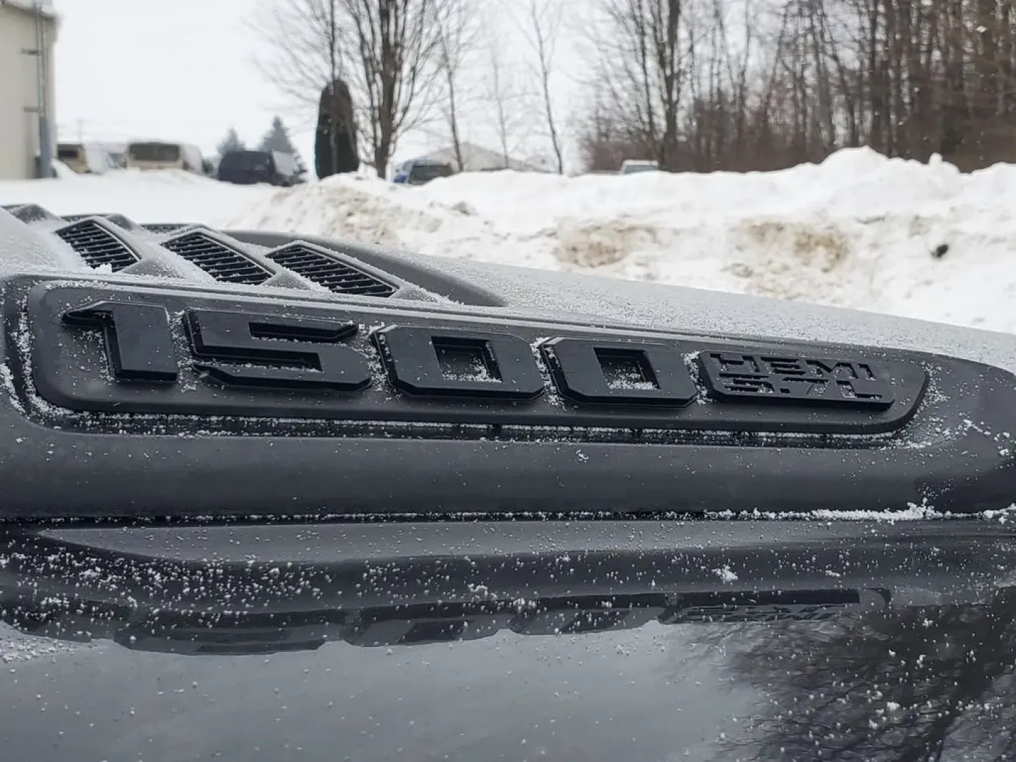 2019 /Black Ram 1500 Laramie (1C6SRFJT3KN) with an V8, 5.7L engine, 8-speed automatic transmission, located at 6064 Gull Rd, Kalamazoo, MI, 49048, (269) 222-0088, 42.328388, -85.512924 - **Discover Your Next Adventure with the 2019 Ram 1500 Laramie Perfect for Every Lifestyle!**<br /> <br /> At AutoMaxx - Kalamazoo, we understand that life is a journey, and having the right vehicle makes all the difference. Whether you're a weekend warrior looking to haul your gear for outdoor adve - Photo#5