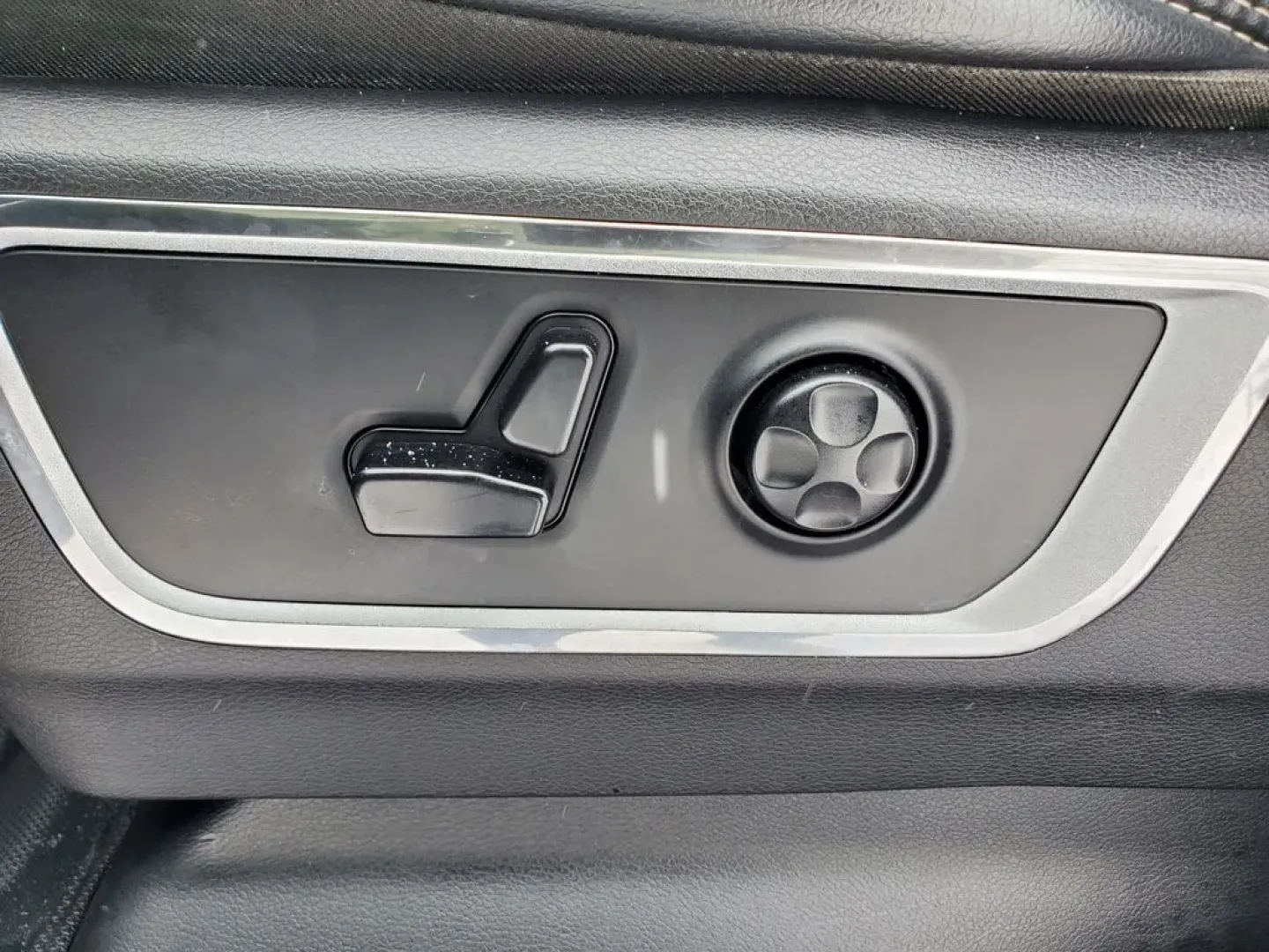 2019 /Black Ram 1500 Laramie (1C6SRFJT3KN) with an V8, 5.7L engine, 8-speed automatic transmission, located at 6064 Gull Rd, Kalamazoo, MI, 49048, (269) 222-0088, 42.328388, -85.512924 - **Discover Your Next Adventure with the 2019 Ram 1500 Laramie Perfect for Every Lifestyle!**<br /> <br /> At AutoMaxx - Kalamazoo, we understand that life is a journey, and having the right vehicle makes all the difference. Whether you're a weekend warrior looking to haul your gear for outdoor adve - Photo#12