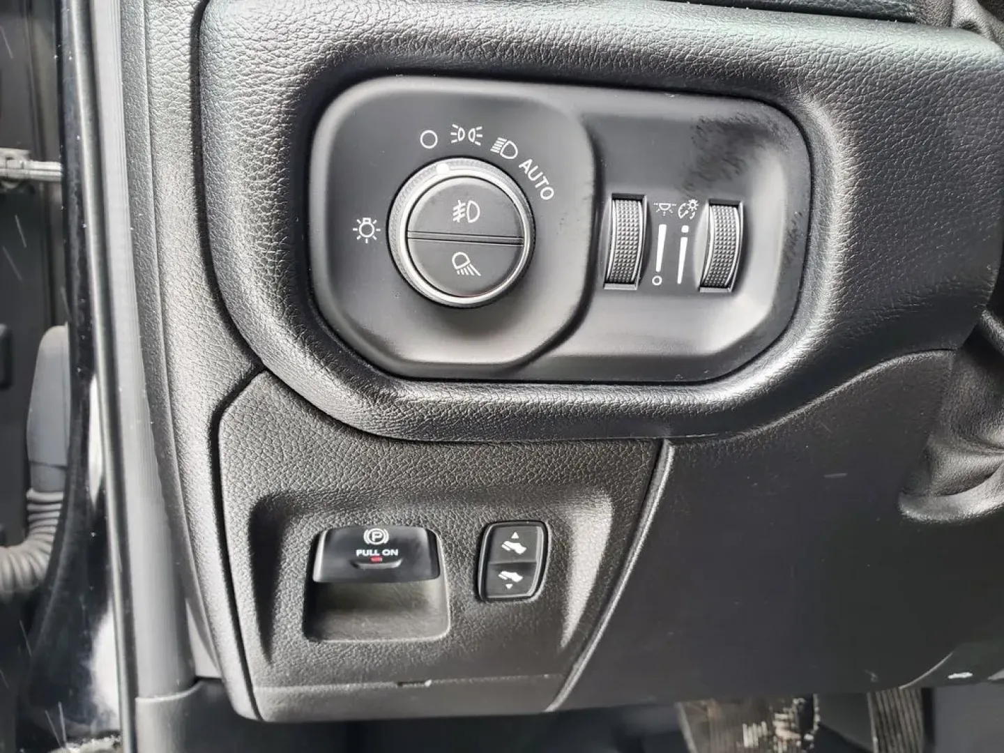 2019 /Black Ram 1500 Laramie (1C6SRFJT3KN) with an V8, 5.7L engine, 8-speed automatic transmission, located at 6064 Gull Rd, Kalamazoo, MI, 49048, (269) 222-0088, 42.328388, -85.512924 - **Discover Your Next Adventure with the 2019 Ram 1500 Laramie Perfect for Every Lifestyle!**<br /> <br /> At AutoMaxx - Kalamazoo, we understand that life is a journey, and having the right vehicle makes all the difference. Whether you're a weekend warrior looking to haul your gear for outdoor adve - Photo#16