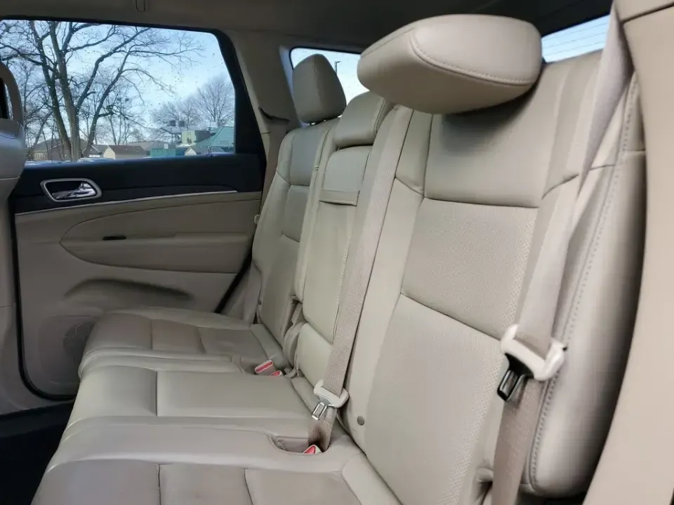 2020 /Light Frost Beige/Black Jeep Grand Cherokee Limited (1C4RJFBG3LC) with an V6, 3.6L engine, 8-speed automatic transmission, located at 6064 Gull Rd, Kalamazoo, MI, 49048, (269) 222-0088, 42.328388, -85.512924 - **Experience the Ultimate Adventure with the 2020 Jeep Grand Cherokee Limited at AutoMaxx Kalamazoo!**<br /> <br /> Are you searching for a versatile SUV that can elevate your weekend getaways or daily commutes? Look no further than the stunning 2020 Jeep Grand Cherokee Limited, available now at Au - Photo#9