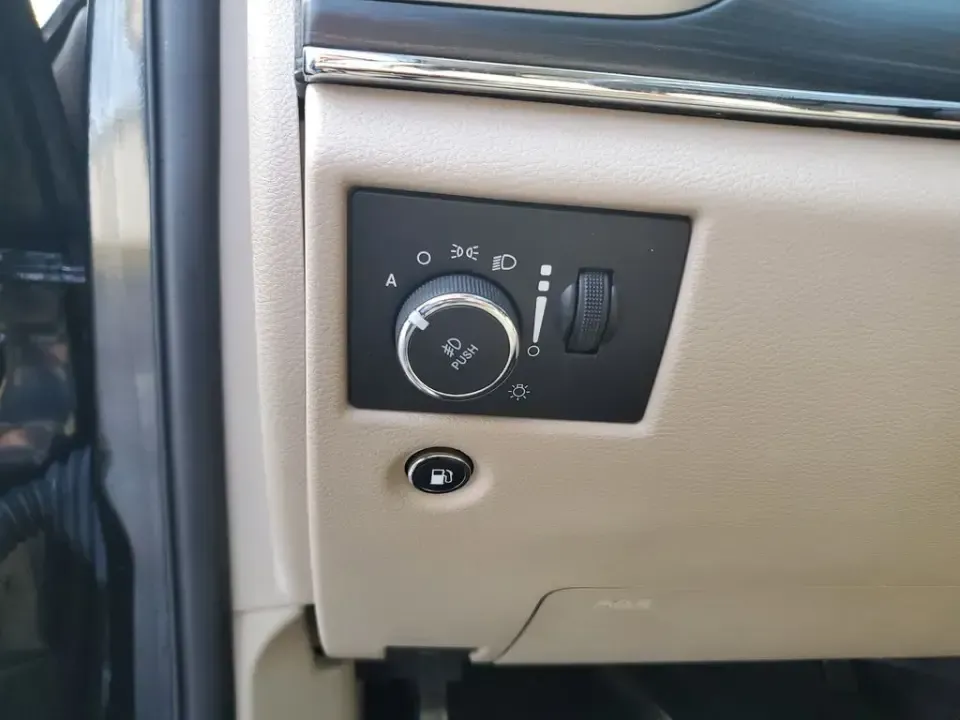 2020 /Light Frost Beige/Black Jeep Grand Cherokee Limited (1C4RJFBG3LC) with an V6, 3.6L engine, 8-speed automatic transmission, located at 6064 Gull Rd, Kalamazoo, MI, 49048, (269) 222-0088, 42.328388, -85.512924 - **Experience the Ultimate Adventure with the 2020 Jeep Grand Cherokee Limited at AutoMaxx Kalamazoo!**<br /> <br /> Are you searching for a versatile SUV that can elevate your weekend getaways or daily commutes? Look no further than the stunning 2020 Jeep Grand Cherokee Limited, available now at Au - Photo#18