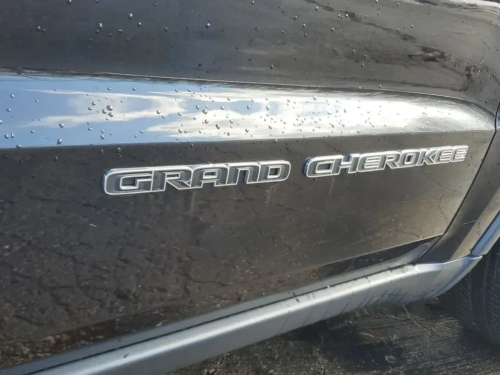 2020 /Light Frost Beige/Black Jeep Grand Cherokee Limited (1C4RJFBG3LC) with an V6, 3.6L engine, 8-speed automatic transmission, located at 6064 Gull Rd, Kalamazoo, MI, 49048, (269) 222-0088, 42.328388, -85.512924 - **Experience the Ultimate Adventure with the 2020 Jeep Grand Cherokee Limited at AutoMaxx Kalamazoo!**<br /> <br /> Are you searching for a versatile SUV that can elevate your weekend getaways or daily commutes? Look no further than the stunning 2020 Jeep Grand Cherokee Limited, available now at Au - Photo#5