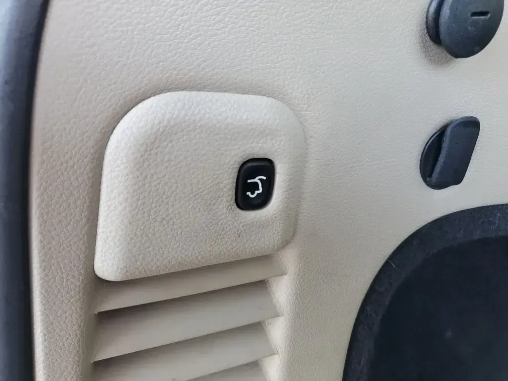 2020 /Light Frost Beige/Black Jeep Grand Cherokee Limited (1C4RJFBG3LC) with an V6, 3.6L engine, 8-speed automatic transmission, located at 6064 Gull Rd, Kalamazoo, MI, 49048, (269) 222-0088, 42.328388, -85.512924 - **Experience the Ultimate Adventure with the 2020 Jeep Grand Cherokee Limited at AutoMaxx Kalamazoo!**<br /> <br /> Are you searching for a versatile SUV that can elevate your weekend getaways or daily commutes? Look no further than the stunning 2020 Jeep Grand Cherokee Limited, available now at Au - Photo#8