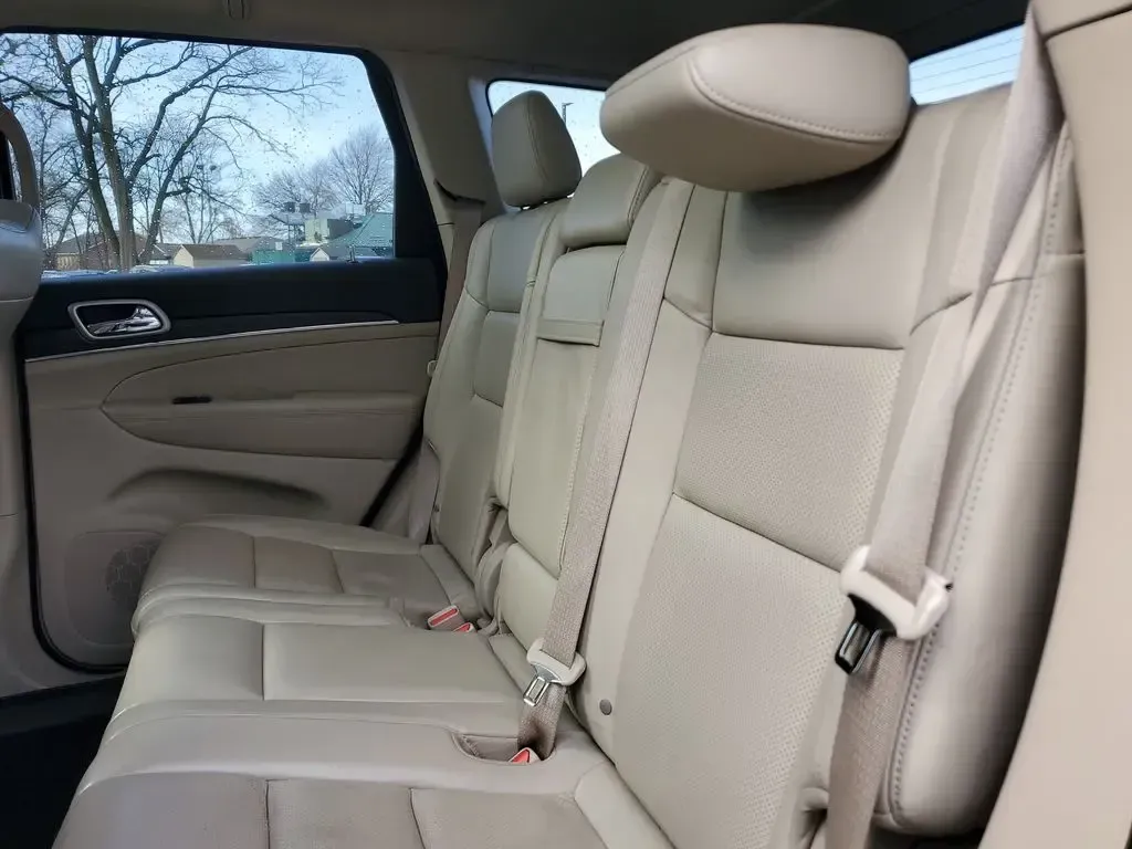 2020 /Light Frost Beige/Black Jeep Grand Cherokee Limited (1C4RJFBG3LC) with an V6, 3.6L engine, 8-speed automatic transmission, located at 6064 Gull Rd, Kalamazoo, MI, 49048, (269) 222-0088, 42.328388, -85.512924 - **Experience the Ultimate Adventure with the 2020 Jeep Grand Cherokee Limited at AutoMaxx Kalamazoo!**<br /> <br /> Are you searching for a versatile SUV that can elevate your weekend getaways or daily commutes? Look no further than the stunning 2020 Jeep Grand Cherokee Limited, available now at Au - Photo#9
