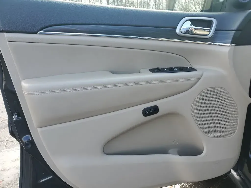 2020 /Light Frost Beige/Black Jeep Grand Cherokee Limited (1C4RJFBG3LC) with an V6, 3.6L engine, 8-speed automatic transmission, located at 6064 Gull Rd, Kalamazoo, MI, 49048, (269) 222-0088, 42.328388, -85.512924 - **Experience the Ultimate Adventure with the 2020 Jeep Grand Cherokee Limited at AutoMaxx Kalamazoo!**<br /> <br /> Are you searching for a versatile SUV that can elevate your weekend getaways or daily commutes? Look no further than the stunning 2020 Jeep Grand Cherokee Limited, available now at Au - Photo#12