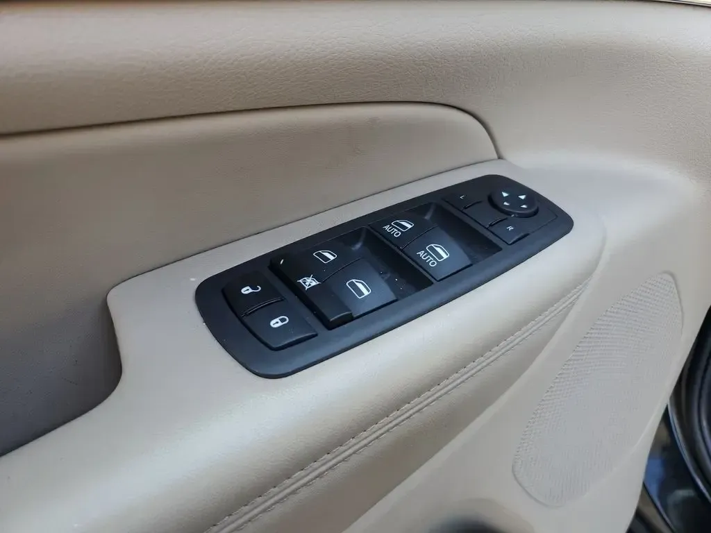 2020 /Light Frost Beige/Black Jeep Grand Cherokee Limited (1C4RJFBG3LC) with an V6, 3.6L engine, 8-speed automatic transmission, located at 6064 Gull Rd, Kalamazoo, MI, 49048, (269) 222-0088, 42.328388, -85.512924 - **Experience the Ultimate Adventure with the 2020 Jeep Grand Cherokee Limited at AutoMaxx Kalamazoo!**<br /> <br /> Are you searching for a versatile SUV that can elevate your weekend getaways or daily commutes? Look no further than the stunning 2020 Jeep Grand Cherokee Limited, available now at Au - Photo#13