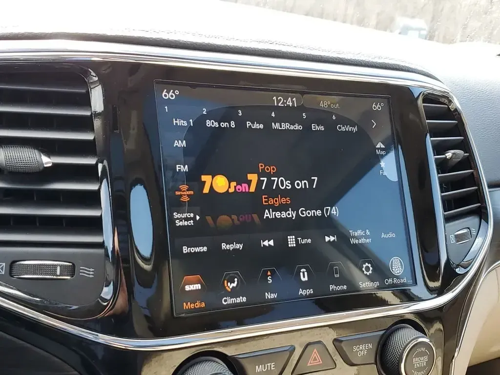 2020 /Light Frost Beige/Black Jeep Grand Cherokee Limited (1C4RJFBG3LC) with an V6, 3.6L engine, 8-speed automatic transmission, located at 6064 Gull Rd, Kalamazoo, MI, 49048, (269) 222-0088, 42.328388, -85.512924 - **Experience the Ultimate Adventure with the 2020 Jeep Grand Cherokee Limited at AutoMaxx Kalamazoo!**<br /> <br /> Are you searching for a versatile SUV that can elevate your weekend getaways or daily commutes? Look no further than the stunning 2020 Jeep Grand Cherokee Limited, available now at Au - Photo#23