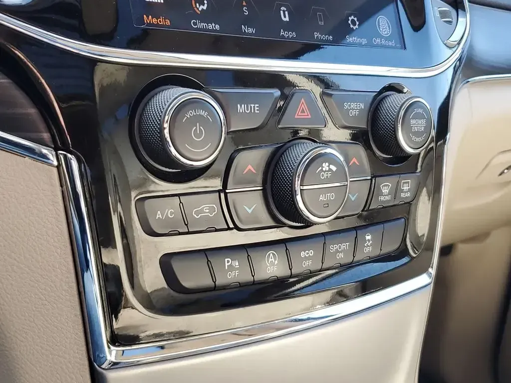 2020 /Light Frost Beige/Black Jeep Grand Cherokee Limited (1C4RJFBG3LC) with an V6, 3.6L engine, 8-speed automatic transmission, located at 6064 Gull Rd, Kalamazoo, MI, 49048, (269) 222-0088, 42.328388, -85.512924 - **Experience the Ultimate Adventure with the 2020 Jeep Grand Cherokee Limited at AutoMaxx Kalamazoo!**<br /> <br /> Are you searching for a versatile SUV that can elevate your weekend getaways or daily commutes? Look no further than the stunning 2020 Jeep Grand Cherokee Limited, available now at Au - Photo#25