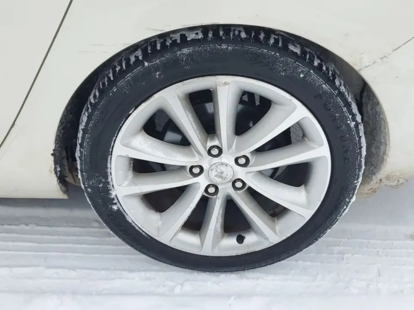 2014 /Cashmere Buick Verano Convenience Group (1G4PR5SK1E4) with an 4 Cyl, 2.4L engine, 6-speed automatic transmission, located at 6064 Gull Rd, Kalamazoo, MI, 49048, (269) 222-0088, 42.328388, -85.512924 - **Experience Luxury and Comfort with the 2014 Buick Verano - Perfect for Your Daily Commute!**<br /> <br /> Are you searching for a vehicle that balances comfort, style, and practicality? Look no further than this stunning 2014 Buick Verano available now at AutoMaxx - Kalamazoo! Located at 6064 Gull- Photo#5