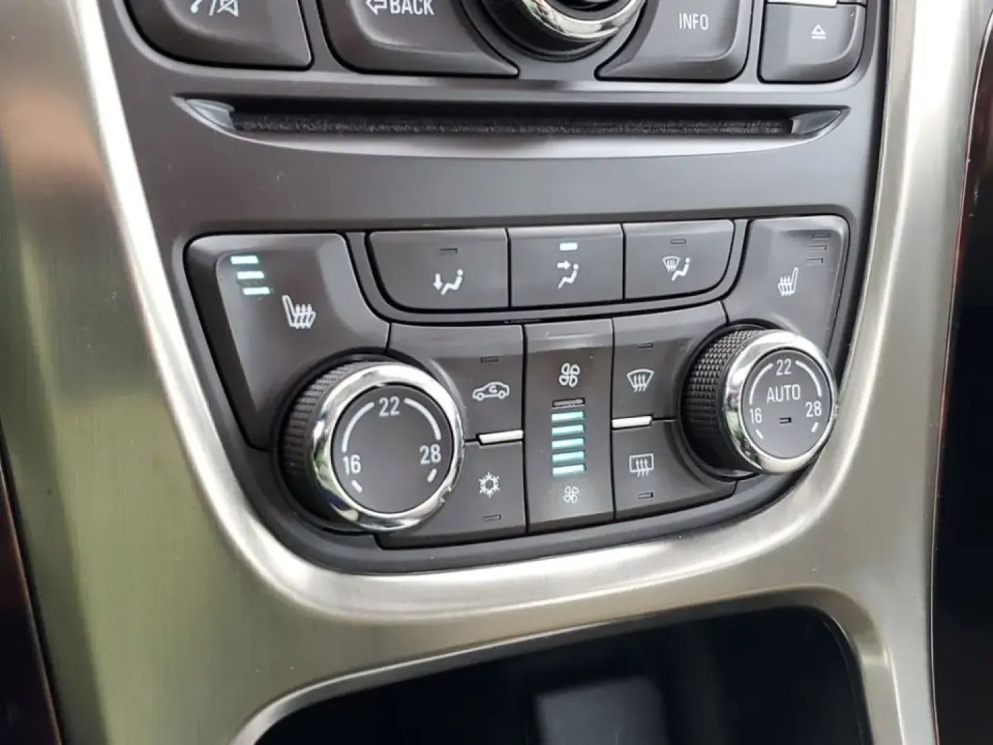 2014 /Cashmere Buick Verano Convenience Group (1G4PR5SK1E4) with an 4 Cyl, 2.4L engine, 6-speed automatic transmission, located at 6064 Gull Rd, Kalamazoo, MI, 49048, (269) 222-0088, 42.328388, -85.512924 - **Experience Luxury and Comfort with the 2014 Buick Verano - Perfect for Your Daily Commute!**<br /> <br /> Are you searching for a vehicle that balances comfort, style, and practicality? Look no further than this stunning 2014 Buick Verano available now at AutoMaxx - Kalamazoo! Located at 6064 Gull- Photo#24