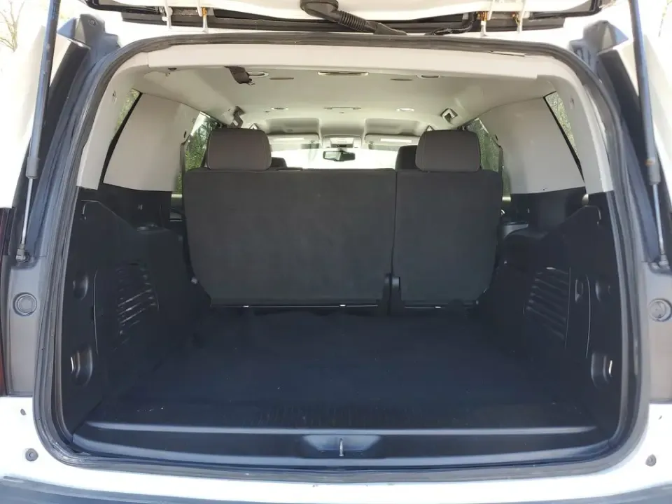 2020 Summit White Chevrolet Tahoe LS (1GNSKAKC1LR) with an EcoTec3 5.3L V8 engine, Automatic transmission, located at 6064 Gull Rd, Kalamazoo, MI, 49048, (269) 222-0088, 42.328388, -85.512924- Photo#12