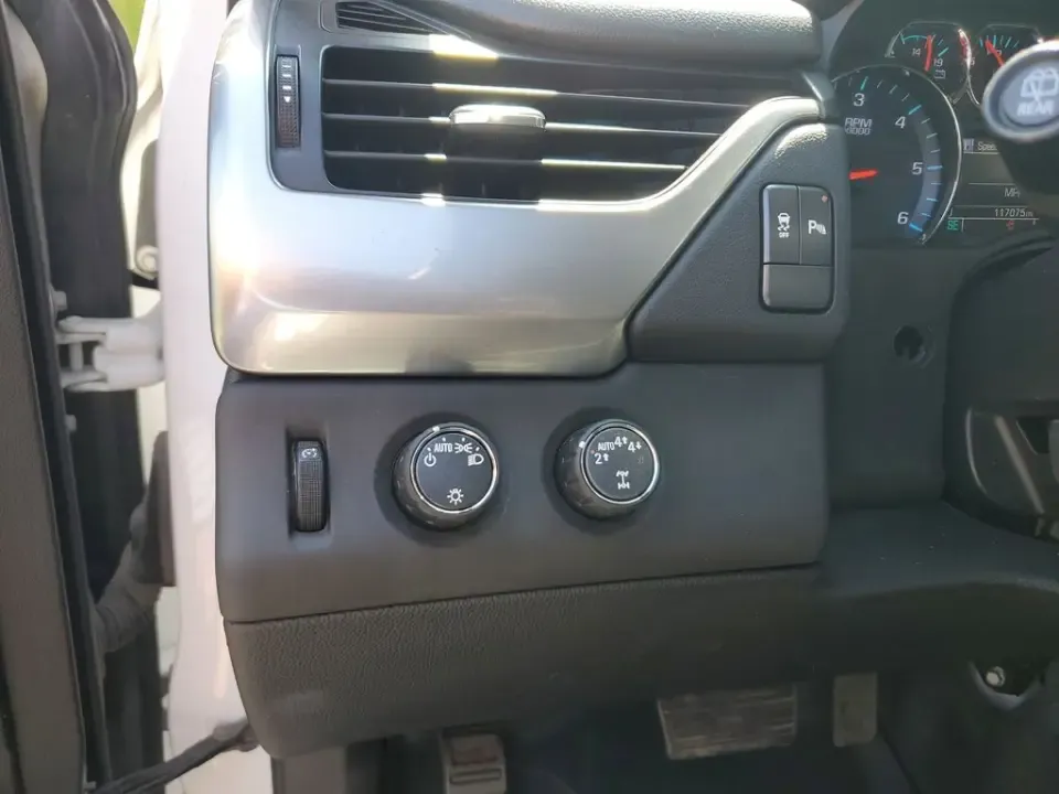 2020 Summit White Chevrolet Tahoe LS (1GNSKAKC1LR) with an EcoTec3 5.3L V8 engine, Automatic transmission, located at 6064 Gull Rd, Kalamazoo, MI, 49048, (269) 222-0088, 42.328388, -85.512924- Photo#28