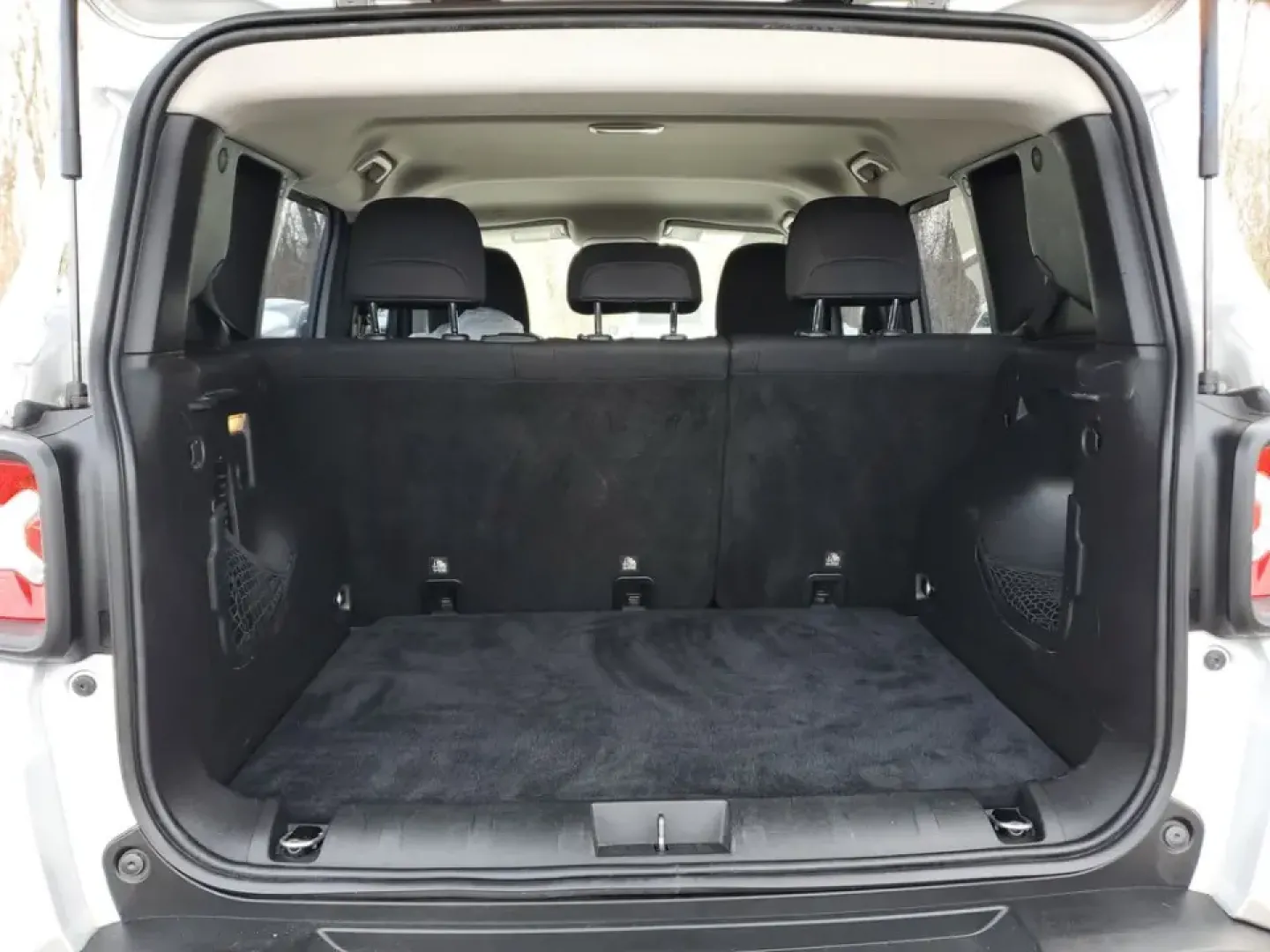 2019 /Black Jeep Renegade Sport (ZACNJBAB6KP) with an 4 Cyl, 2.4L engine, 9-speed automatic transmission, located at 6064 Gull Rd, Kalamazoo, MI, 49048, (269) 222-0088, 42.328388, -85.512924 - **Explore Adventure with the 2019 Jeep Renegade Sport - Your Perfect Crossover SUV!**<br /> <br /> Are you ready to embark on your next adventure? The 2019 Jeep Renegade Sport is the perfect companion for weekend getaways, daily commutes, and everything in between. Designed for those who crave a lif- Photo#5