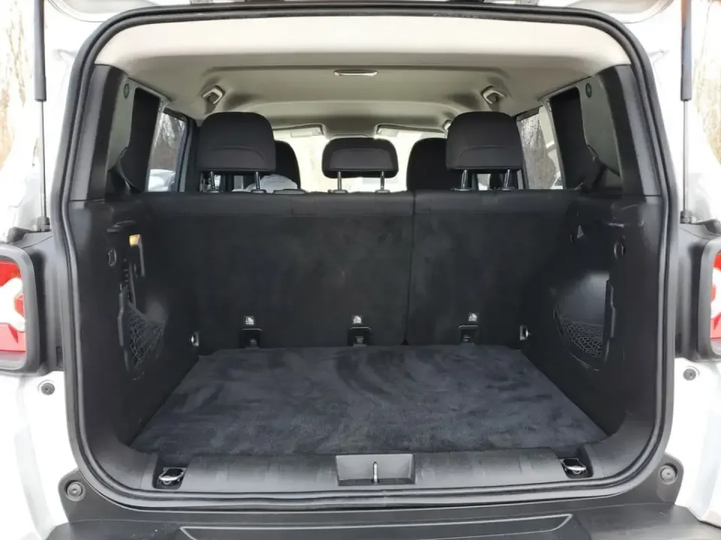 2019 /Black Jeep Renegade Sport (ZACNJBAB6KP) with an 4 Cyl, 2.4L engine, 9-speed automatic transmission, located at 6064 Gull Rd, Kalamazoo, MI, 49048, (269) 222-0088, 42.328388, -85.512924 - **Explore Adventure with the 2019 Jeep Renegade Sport - Your Perfect Crossover SUV!**<br /> <br /> Are you ready to embark on your next adventure? The 2019 Jeep Renegade Sport is the perfect companion for weekend getaways, daily commutes, and everything in between. Designed for those who crave a lif - Photo#5