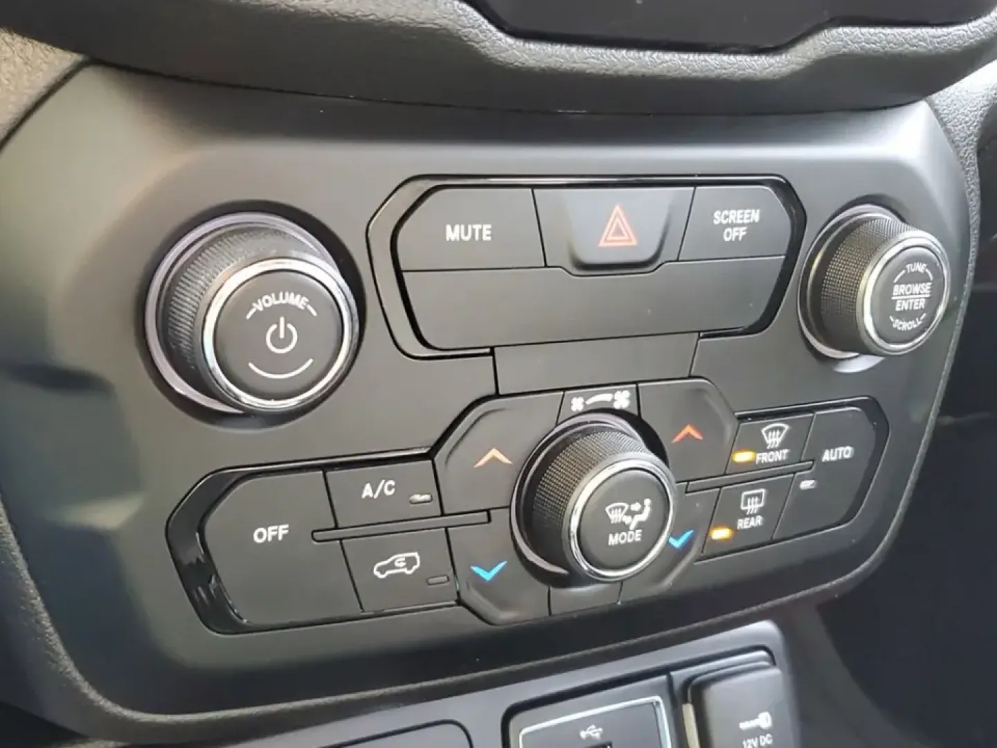 2019 /Black Jeep Renegade Sport (ZACNJBAB6KP) with an 4 Cyl, 2.4L engine, 9-speed automatic transmission, located at 6064 Gull Rd, Kalamazoo, MI, 49048, (269) 222-0088, 42.328388, -85.512924 - **Explore Adventure with the 2019 Jeep Renegade Sport - Your Perfect Crossover SUV!**<br /> <br /> Are you ready to embark on your next adventure? The 2019 Jeep Renegade Sport is the perfect companion for weekend getaways, daily commutes, and everything in between. Designed for those who crave a lif- Photo#19