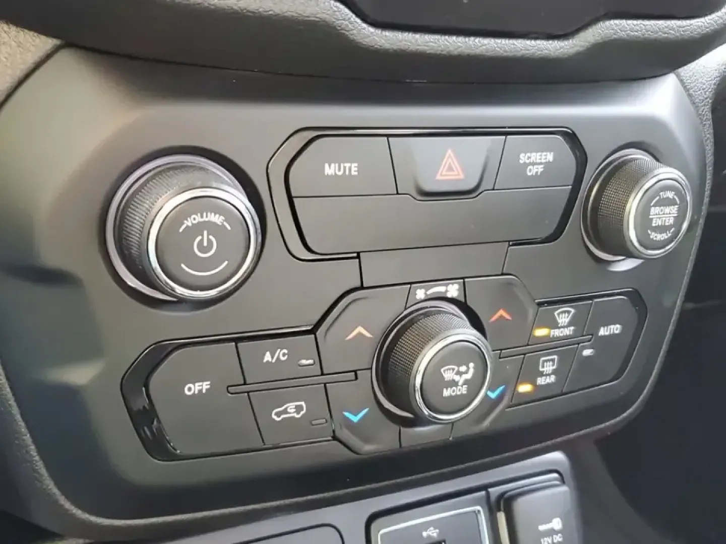 2019 /Black Jeep Renegade Sport (ZACNJBAB6KP) with an 4 Cyl, 2.4L engine, 9-speed automatic transmission, located at 6064 Gull Rd, Kalamazoo, MI, 49048, (269) 222-0088, 42.328388, -85.512924 - **Explore Adventure with the 2019 Jeep Renegade Sport - Your Perfect Crossover SUV!**<br /> <br /> Are you ready to embark on your next adventure? The 2019 Jeep Renegade Sport is the perfect companion for weekend getaways, daily commutes, and everything in between. Designed for those who crave a lif - Photo#19