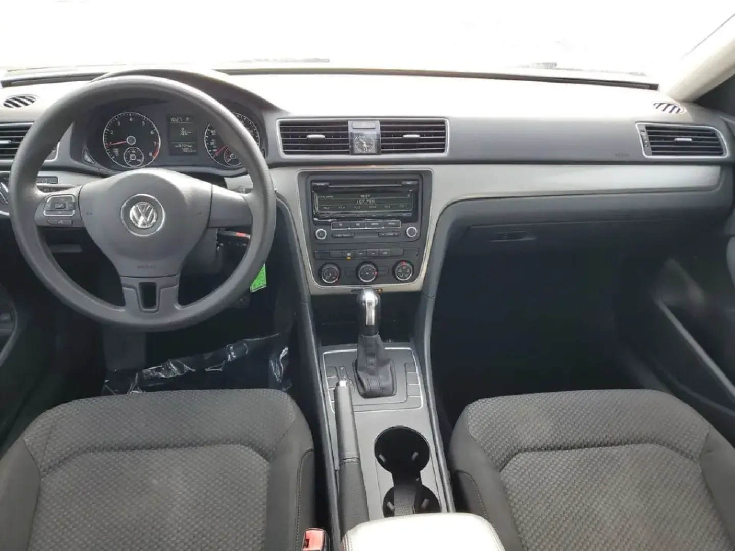 2014 /Titan Black Volkswagen Passat S (1VWAT7A33EC) with an 4 Cyl, 1.8L engine, 6-speed automatic transmission, located at 6064 Gull Rd, Kalamazoo, MI, 49048, (269) 222-0088, 42.328388, -85.512924 - Elevate your daily drive with the perfect blend of style, comfort, and efficiency! The 2014 Volkswagen Passat is an ideal sedan for anyone looking for a reliable and affordable ride, whether you're commuting through the bustling streets of Kalamazoo or embarking on weekend adventures with friends an- Photo#9