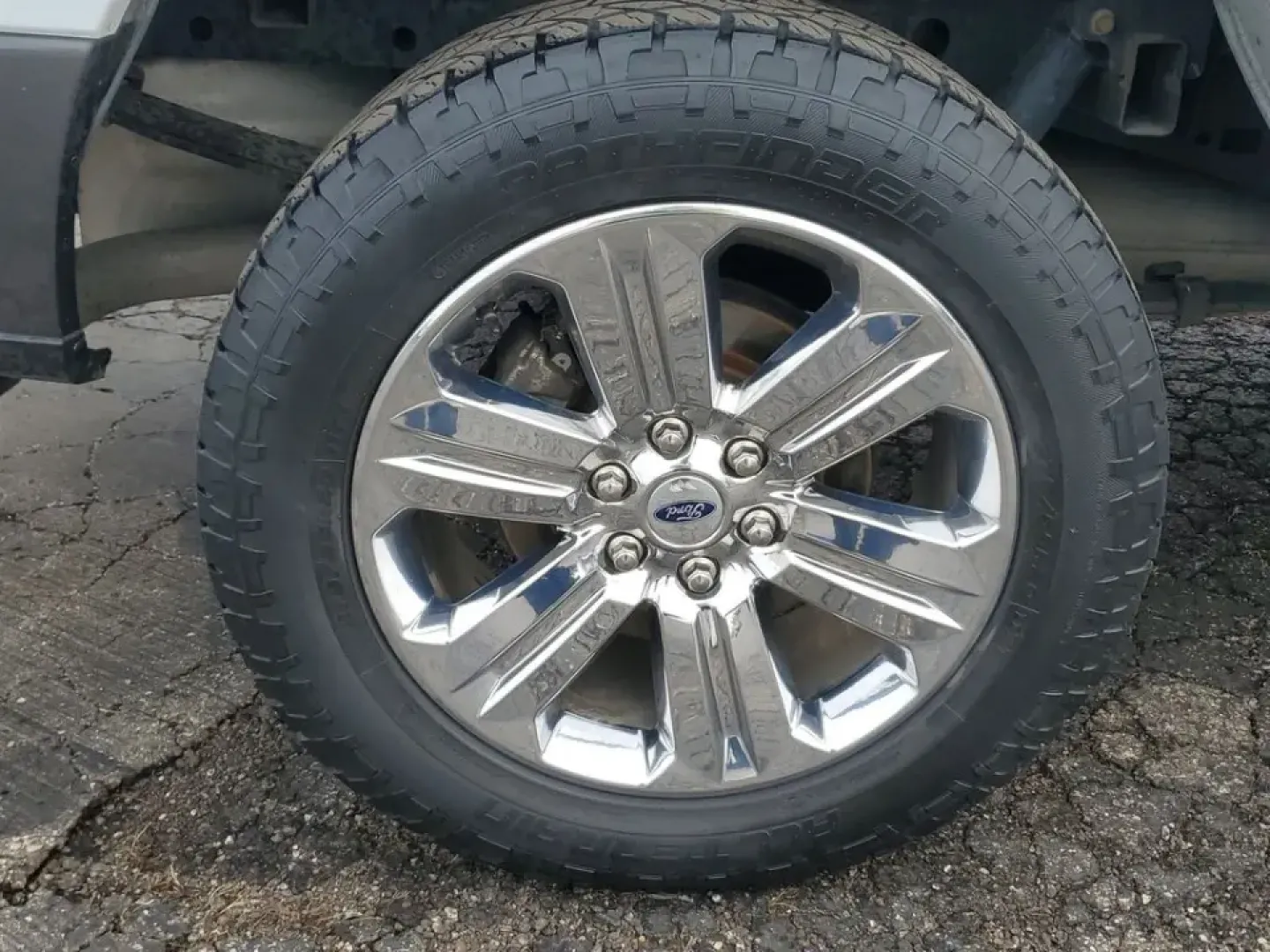 2020 /Medium Earth Gray Ford F-150 XLT (1FTEW1EP9LF) with an V6, 2.7L engine, 10-speed automatic transmission, located at 6064 Gull Rd, Kalamazoo, MI, 49048, (269) 222-0088, 42.328388, -85.512924 - Whether you're hauling weekend project supplies to a home in Oshtemo, towing a camper out toward Fort Custer Recreation Area, or commuting down Gull Road and I-94 with confidence in all seasons, this 2020 Ford F-150 XLT 4WD is the kind of truck that fits real life in Southwest Michigan. It delivers- Photo#4