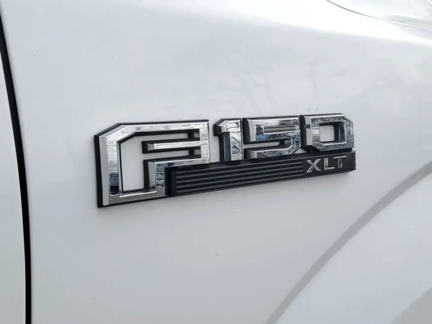 2020 /Medium Earth Gray Ford F-150 XLT (1FTEW1EP9LF) with an V6, 2.7L engine, 10-speed automatic transmission, located at 6064 Gull Rd, Kalamazoo, MI, 49048, (269) 222-0088, 42.328388, -85.512924 - Whether you're hauling weekend project supplies to a home in Oshtemo, towing a camper out toward Fort Custer Recreation Area, or commuting down Gull Road and I-94 with confidence in all seasons, this 2020 Ford F-150 XLT 4WD is the kind of truck that fits real life in Southwest Michigan. It delivers- Photo#5