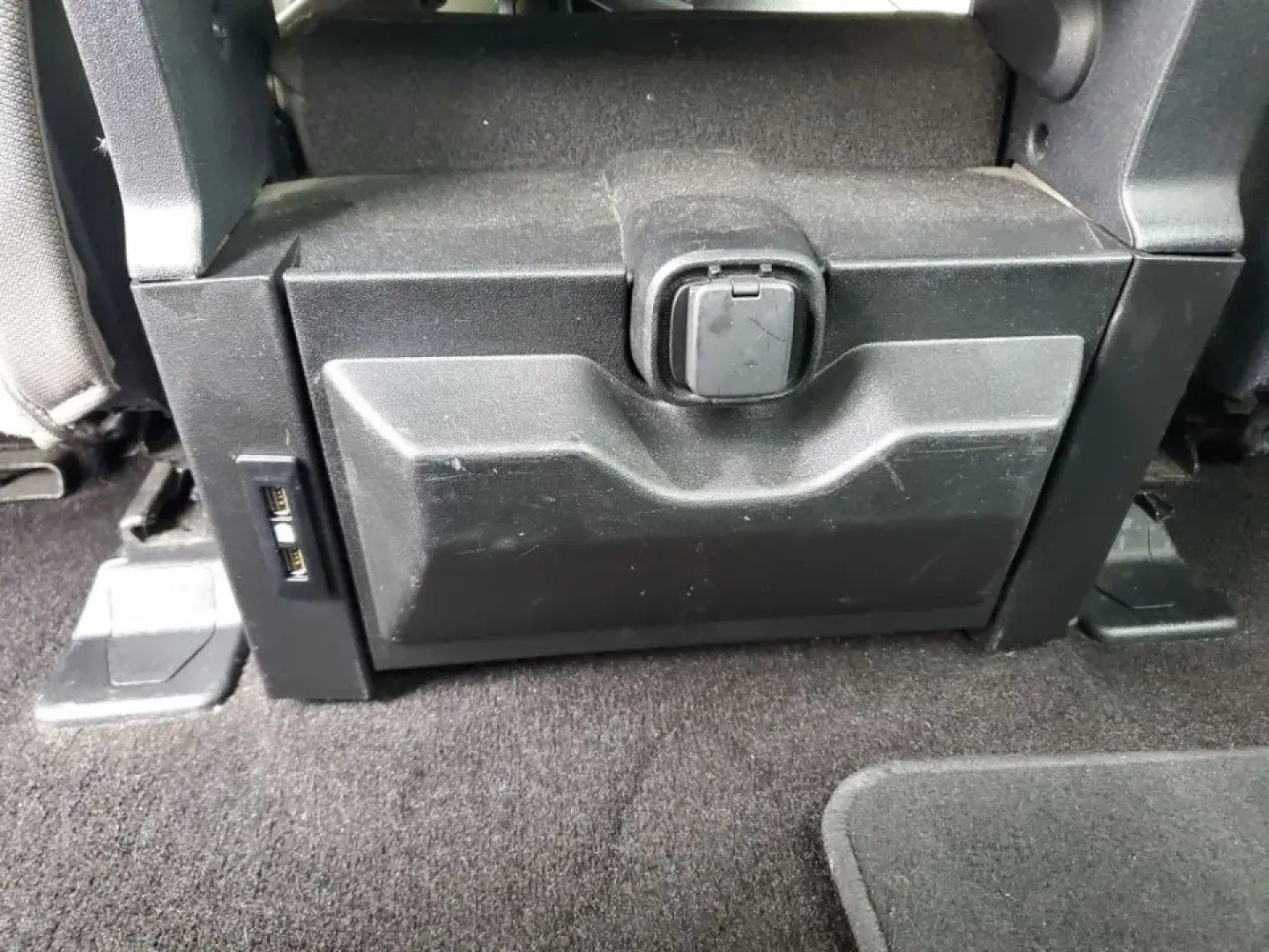 2020 /Medium Earth Gray Ford F-150 XLT (1FTEW1EP9LF) with an V6, 2.7L engine, 10-speed automatic transmission, located at 6064 Gull Rd, Kalamazoo, MI, 49048, (269) 222-0088, 42.328388, -85.512924 - Whether you're hauling weekend project supplies to a home in Oshtemo, towing a camper out toward Fort Custer Recreation Area, or commuting down Gull Road and I-94 with confidence in all seasons, this 2020 Ford F-150 XLT 4WD is the kind of truck that fits real life in Southwest Michigan. It delivers- Photo#9