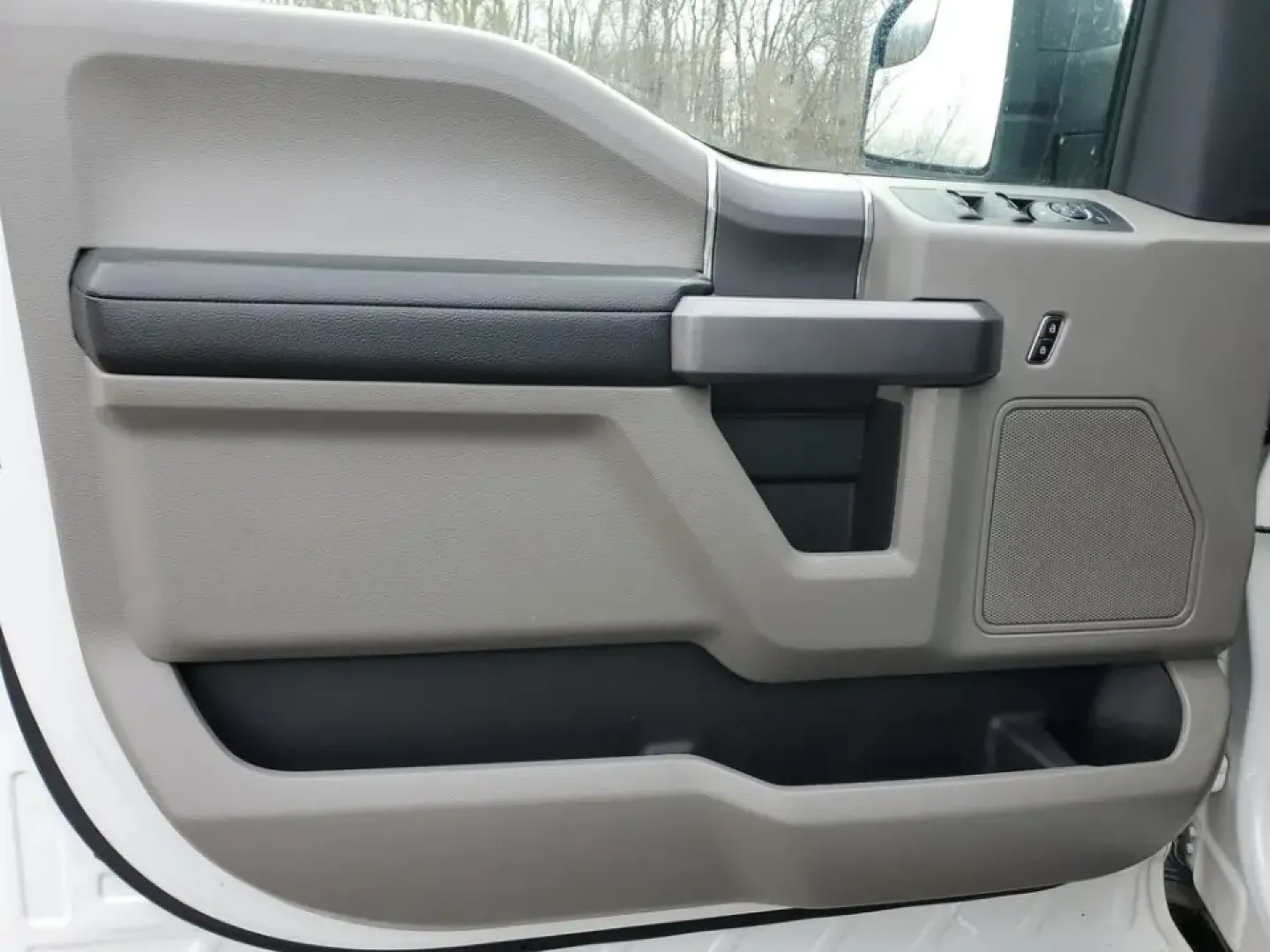 2020 /Medium Earth Gray Ford F-150 XLT (1FTEW1EP9LF) with an V6, 2.7L engine, 10-speed automatic transmission, located at 6064 Gull Rd, Kalamazoo, MI, 49048, (269) 222-0088, 42.328388, -85.512924 - Whether you're hauling weekend project supplies to a home in Oshtemo, towing a camper out toward Fort Custer Recreation Area, or commuting down Gull Road and I-94 with confidence in all seasons, this 2020 Ford F-150 XLT 4WD is the kind of truck that fits real life in Southwest Michigan. It delivers- Photo#10
