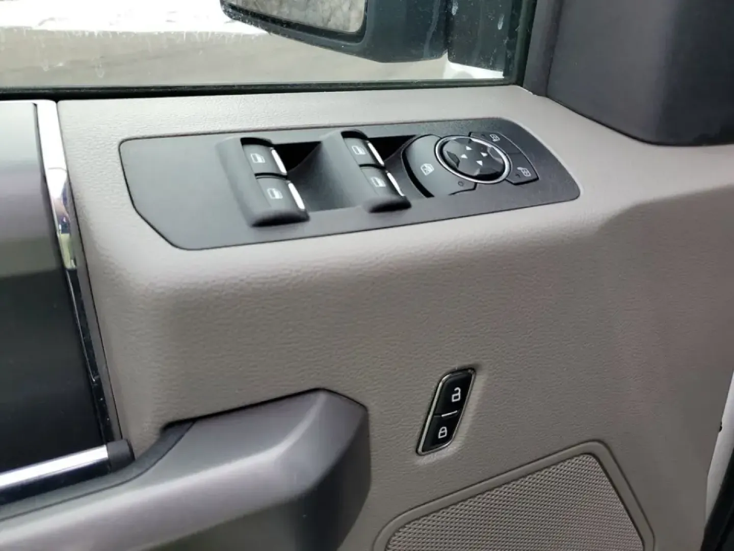 2020 /Medium Earth Gray Ford F-150 XLT (1FTEW1EP9LF) with an V6, 2.7L engine, 10-speed automatic transmission, located at 6064 Gull Rd, Kalamazoo, MI, 49048, (269) 222-0088, 42.328388, -85.512924 - Whether you're hauling weekend project supplies to a home in Oshtemo, towing a camper out toward Fort Custer Recreation Area, or commuting down Gull Road and I-94 with confidence in all seasons, this 2020 Ford F-150 XLT 4WD is the kind of truck that fits real life in Southwest Michigan. It delivers- Photo#11