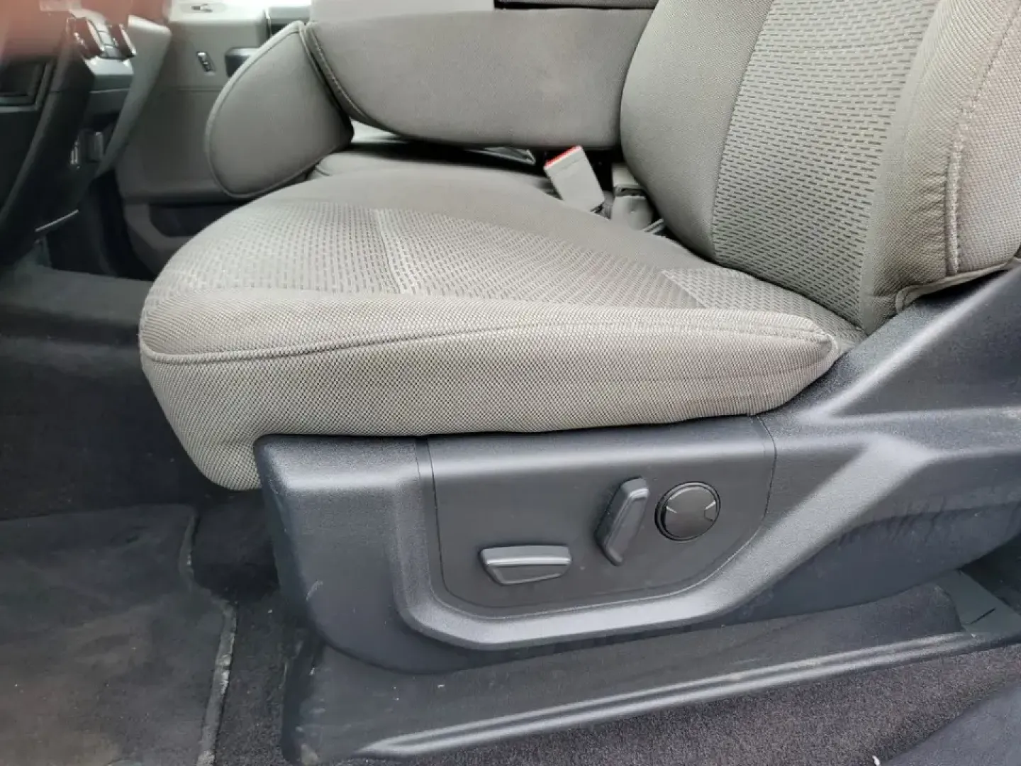 2020 /Medium Earth Gray Ford F-150 XLT (1FTEW1EP9LF) with an V6, 2.7L engine, 10-speed automatic transmission, located at 6064 Gull Rd, Kalamazoo, MI, 49048, (269) 222-0088, 42.328388, -85.512924 - Whether you're hauling weekend project supplies to a home in Oshtemo, towing a camper out toward Fort Custer Recreation Area, or commuting down Gull Road and I-94 with confidence in all seasons, this 2020 Ford F-150 XLT 4WD is the kind of truck that fits real life in Southwest Michigan. It delivers- Photo#12