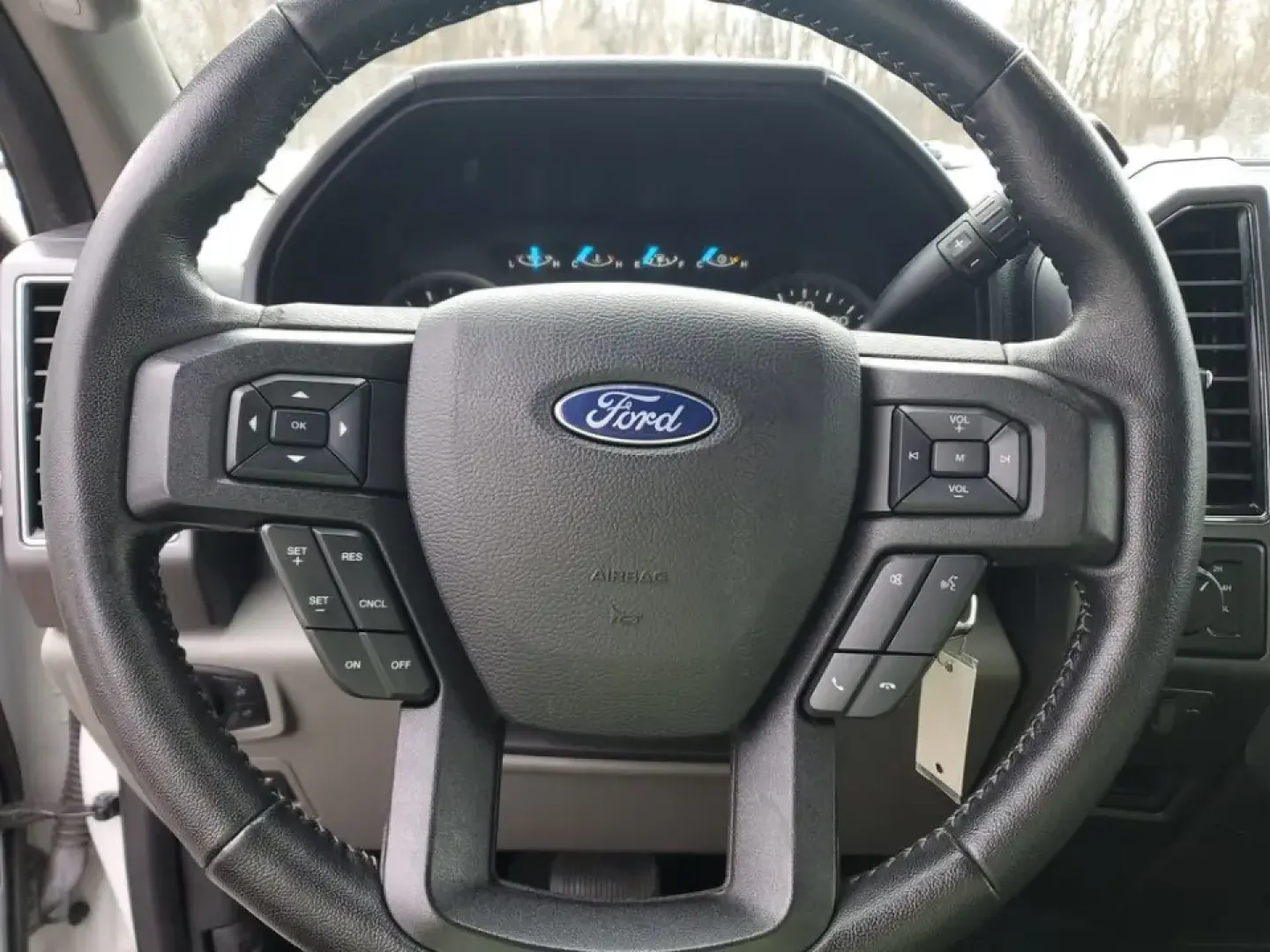 2020 /Medium Earth Gray Ford F-150 XLT (1FTEW1EP9LF) with an V6, 2.7L engine, 10-speed automatic transmission, located at 6064 Gull Rd, Kalamazoo, MI, 49048, (269) 222-0088, 42.328388, -85.512924 - Whether you're hauling weekend project supplies to a home in Oshtemo, towing a camper out toward Fort Custer Recreation Area, or commuting down Gull Road and I-94 with confidence in all seasons, this 2020 Ford F-150 XLT 4WD is the kind of truck that fits real life in Southwest Michigan. It delivers- Photo#16