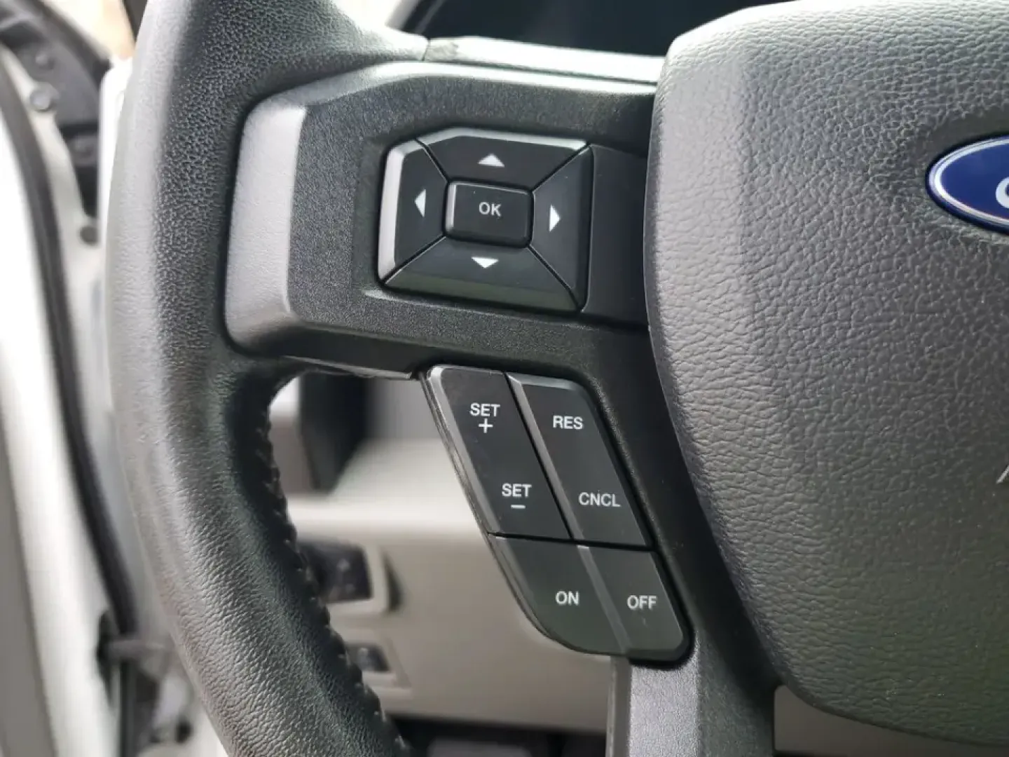 2020 /Medium Earth Gray Ford F-150 XLT (1FTEW1EP9LF) with an V6, 2.7L engine, 10-speed automatic transmission, located at 6064 Gull Rd, Kalamazoo, MI, 49048, (269) 222-0088, 42.328388, -85.512924 - Whether you're hauling weekend project supplies to a home in Oshtemo, towing a camper out toward Fort Custer Recreation Area, or commuting down Gull Road and I-94 with confidence in all seasons, this 2020 Ford F-150 XLT 4WD is the kind of truck that fits real life in Southwest Michigan. It delivers- Photo#17