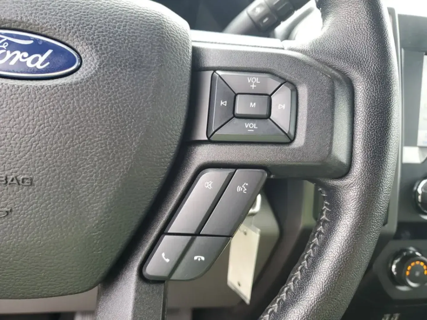 2020 /Medium Earth Gray Ford F-150 XLT (1FTEW1EP9LF) with an V6, 2.7L engine, 10-speed automatic transmission, located at 6064 Gull Rd, Kalamazoo, MI, 49048, (269) 222-0088, 42.328388, -85.512924 - Whether you're hauling weekend project supplies to a home in Oshtemo, towing a camper out toward Fort Custer Recreation Area, or commuting down Gull Road and I-94 with confidence in all seasons, this 2020 Ford F-150 XLT 4WD is the kind of truck that fits real life in Southwest Michigan. It delivers- Photo#18