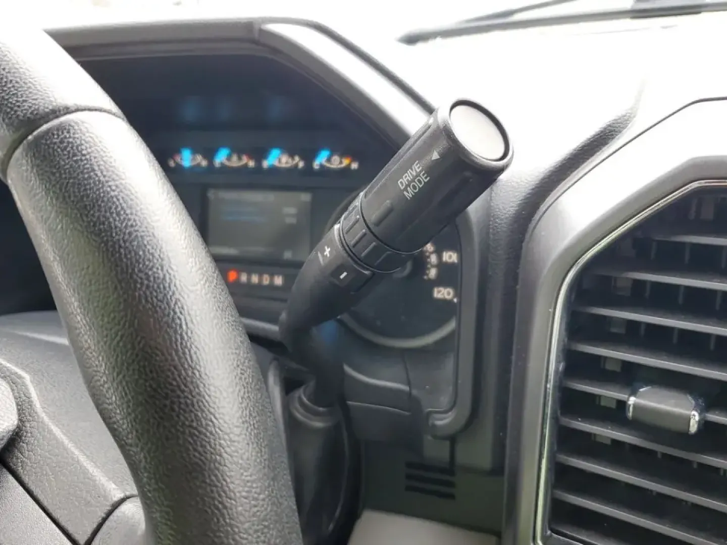 2020 /Medium Earth Gray Ford F-150 XLT (1FTEW1EP9LF) with an V6, 2.7L engine, 10-speed automatic transmission, located at 6064 Gull Rd, Kalamazoo, MI, 49048, (269) 222-0088, 42.328388, -85.512924 - Whether you're hauling weekend project supplies to a home in Oshtemo, towing a camper out toward Fort Custer Recreation Area, or commuting down Gull Road and I-94 with confidence in all seasons, this 2020 Ford F-150 XLT 4WD is the kind of truck that fits real life in Southwest Michigan. It delivers- Photo#20