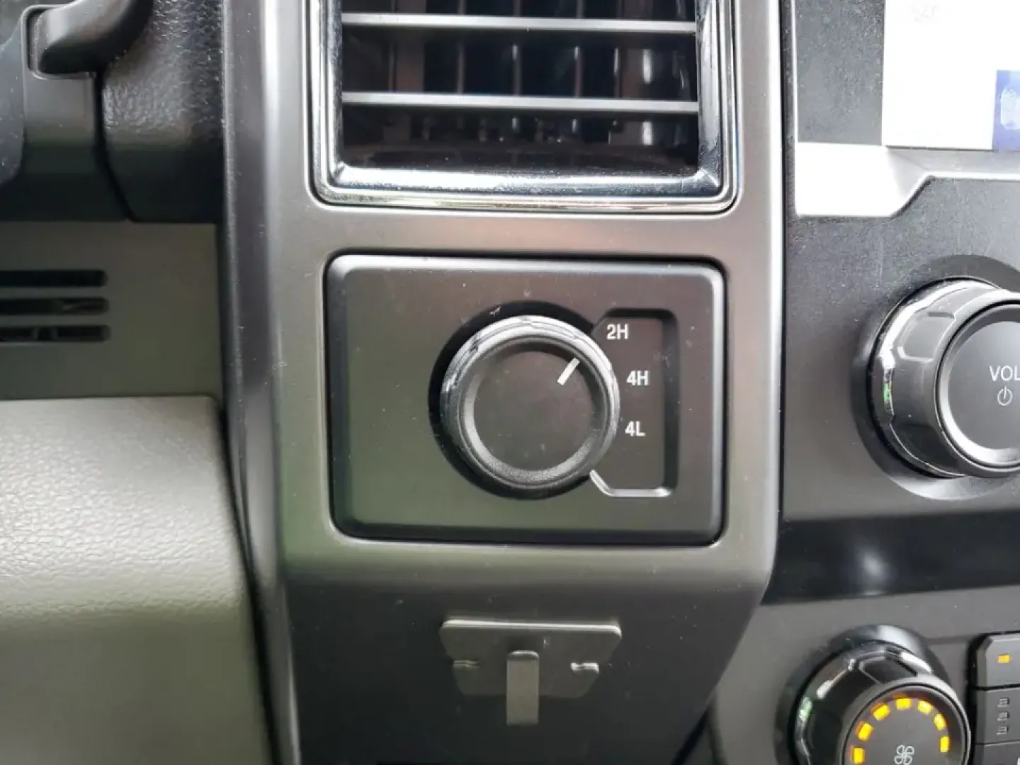 2020 /Medium Earth Gray Ford F-150 XLT (1FTEW1EP9LF) with an V6, 2.7L engine, 10-speed automatic transmission, located at 6064 Gull Rd, Kalamazoo, MI, 49048, (269) 222-0088, 42.328388, -85.512924 - Whether you're hauling weekend project supplies to a home in Oshtemo, towing a camper out toward Fort Custer Recreation Area, or commuting down Gull Road and I-94 with confidence in all seasons, this 2020 Ford F-150 XLT 4WD is the kind of truck that fits real life in Southwest Michigan. It delivers- Photo#21