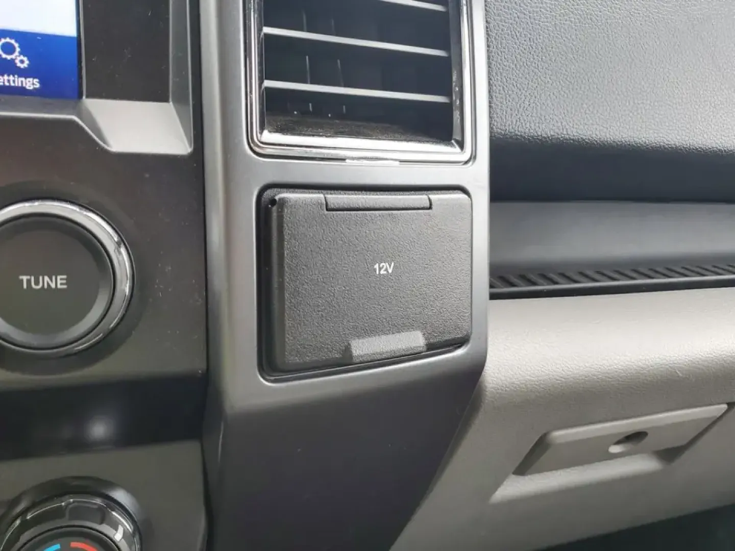 2020 /Medium Earth Gray Ford F-150 XLT (1FTEW1EP9LF) with an V6, 2.7L engine, 10-speed automatic transmission, located at 6064 Gull Rd, Kalamazoo, MI, 49048, (269) 222-0088, 42.328388, -85.512924 - Whether you're hauling weekend project supplies to a home in Oshtemo, towing a camper out toward Fort Custer Recreation Area, or commuting down Gull Road and I-94 with confidence in all seasons, this 2020 Ford F-150 XLT 4WD is the kind of truck that fits real life in Southwest Michigan. It delivers- Photo#22