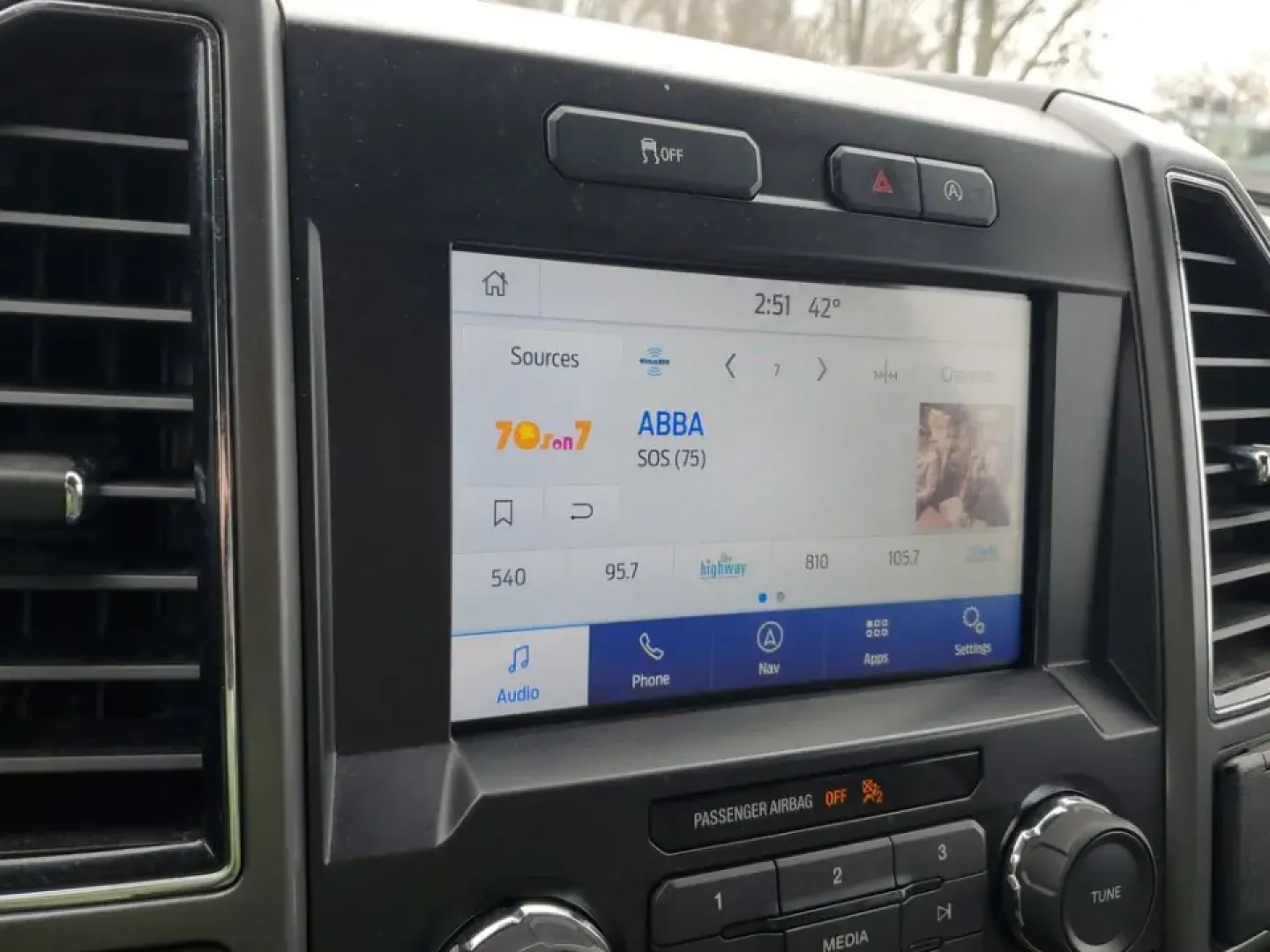 2020 /Medium Earth Gray Ford F-150 XLT (1FTEW1EP9LF) with an V6, 2.7L engine, 10-speed automatic transmission, located at 6064 Gull Rd, Kalamazoo, MI, 49048, (269) 222-0088, 42.328388, -85.512924 - Whether you're hauling weekend project supplies to a home in Oshtemo, towing a camper out toward Fort Custer Recreation Area, or commuting down Gull Road and I-94 with confidence in all seasons, this 2020 Ford F-150 XLT 4WD is the kind of truck that fits real life in Southwest Michigan. It delivers- Photo#23