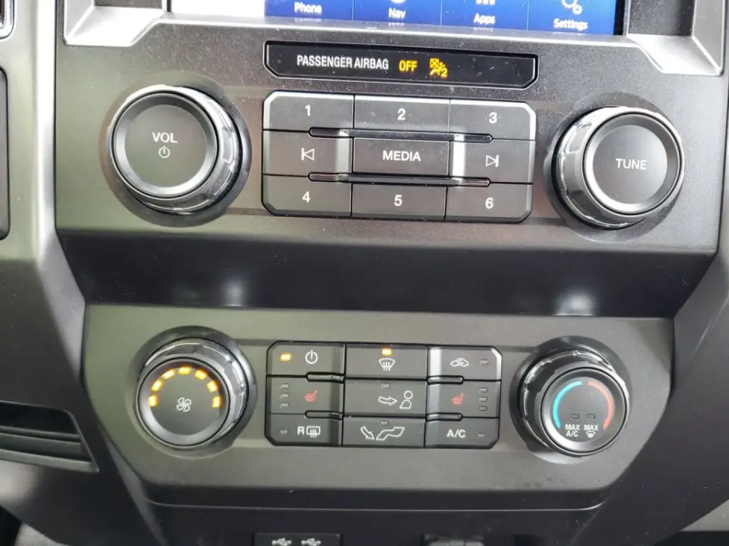 2020 /Medium Earth Gray Ford F-150 XLT (1FTEW1EP9LF) with an V6, 2.7L engine, 10-speed automatic transmission, located at 6064 Gull Rd, Kalamazoo, MI, 49048, (269) 222-0088, 42.328388, -85.512924 - Whether you're hauling weekend project supplies to a home in Oshtemo, towing a camper out toward Fort Custer Recreation Area, or commuting down Gull Road and I-94 with confidence in all seasons, this 2020 Ford F-150 XLT 4WD is the kind of truck that fits real life in Southwest Michigan. It delivers- Photo#25