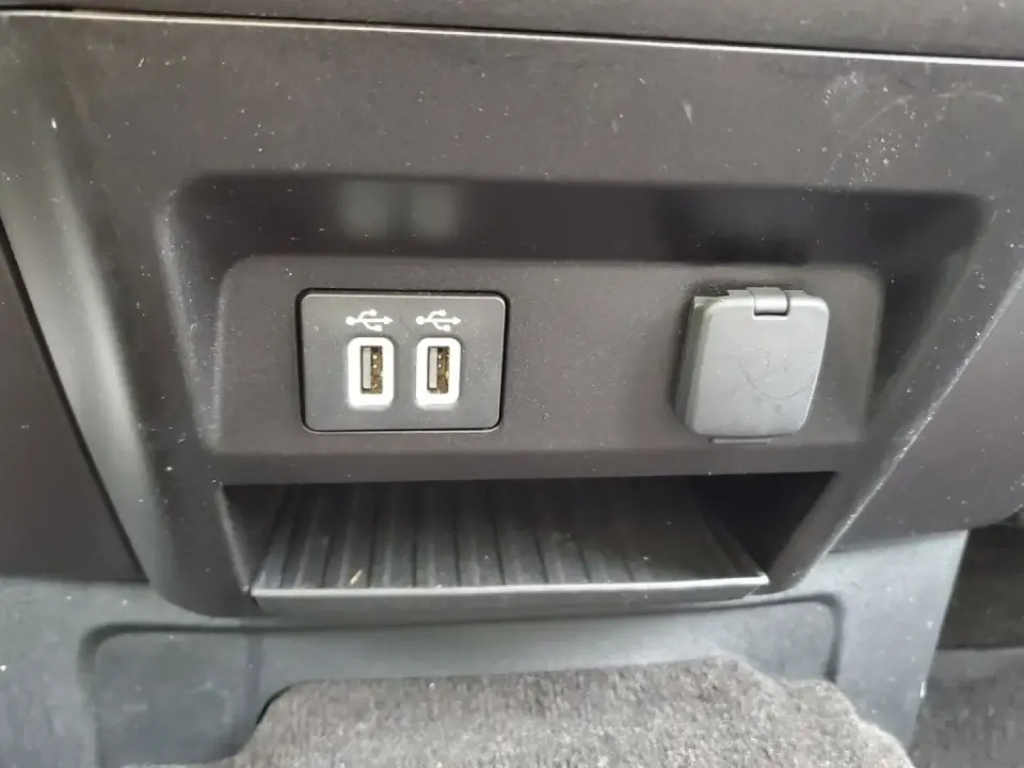 2020 /Medium Earth Gray Ford F-150 XLT (1FTEW1EP9LF) with an V6, 2.7L engine, 10-speed automatic transmission, located at 6064 Gull Rd, Kalamazoo, MI, 49048, (269) 222-0088, 42.328388, -85.512924 - Whether you're hauling weekend project supplies to a home in Oshtemo, towing a camper out toward Fort Custer Recreation Area, or commuting down Gull Road and I-94 with confidence in all seasons, this 2020 Ford F-150 XLT 4WD is the kind of truck that fits real life in Southwest Michigan. It delivers- Photo#26