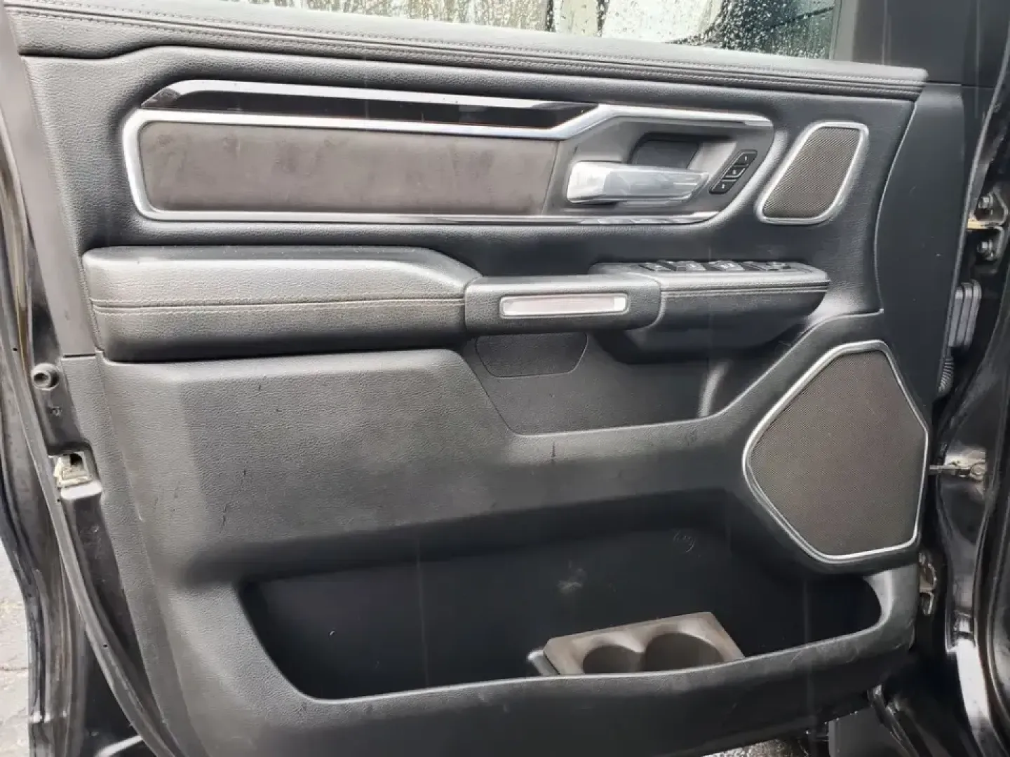 2019 /Black Ram 1500 Laramie (1C6SRFRT4KN) with an V8, 5.7L engine, 8-speed automatic transmission, located at 6064 Gull Rd, Kalamazoo, MI, 49048, (269) 222-0088, 42.328388, -85.512924 - Need a truck that can handle Michigan winters, weekend towing, and comfortable daily commuting from Kalamazoo to Portage or Battle Creek-without feeling like a bare-bones work rig? This 2019 Ram 1500 Laramie 4WD is built for real life: school runs, job sites, lake weekends, and long highway stretche - Photo#9