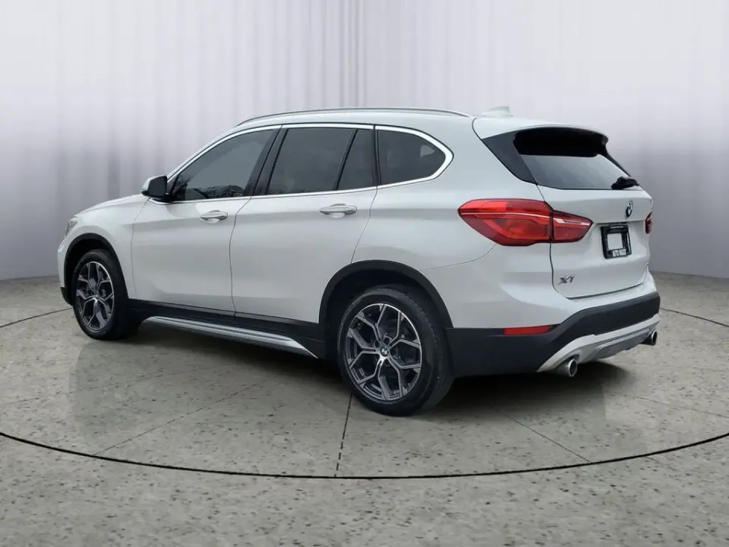 2021 /Oyster/Black BMW X1 sDrive28i (WBXJG7C07M5) with an 4 Cyl, 2.0L engine, 8-speed automatic transmission, located at 6064 Gull Rd, Kalamazoo, MI, 49048, (269) 222-0088, 42.328388, -85.512924 - Whether you're commuting daily between Kalamazoo and Portage, planning weekend getaways to South Haven, or simply want a premium SUV that's easy to park downtown near the Kalamazoo Mall, this 2021 BMW X1 sDrive28i is built for real life. It blends BMW performance with practical cargo space and moder- Photo#2