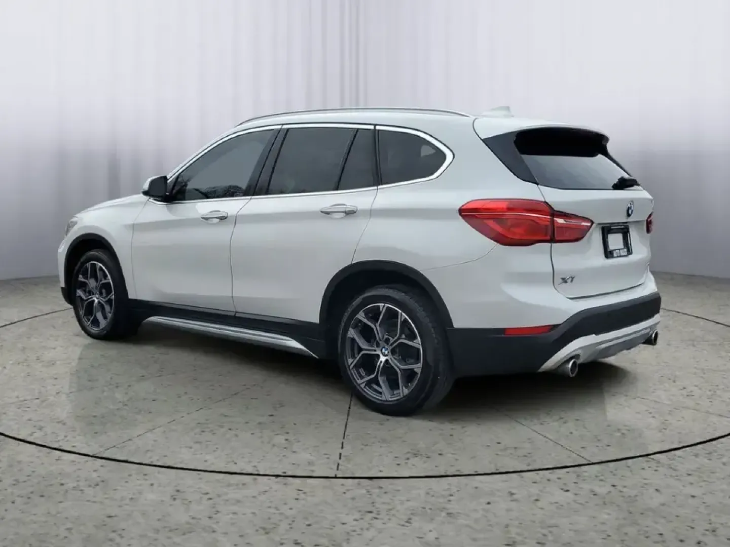 2021 /Oyster/Black BMW X1 sDrive28i (WBXJG7C07M5) with an 4 Cyl, 2.0L engine, 8-speed automatic transmission, located at 6064 Gull Rd, Kalamazoo, MI, 49048, (269) 222-0088, 42.328388, -85.512924 - Whether you're commuting daily between Kalamazoo and Portage, planning weekend getaways to South Haven, or simply want a premium SUV that's easy to park downtown near the Kalamazoo Mall, this 2021 BMW X1 sDrive28i is built for real life. It blends BMW performance with practical cargo space and moder - Photo#2