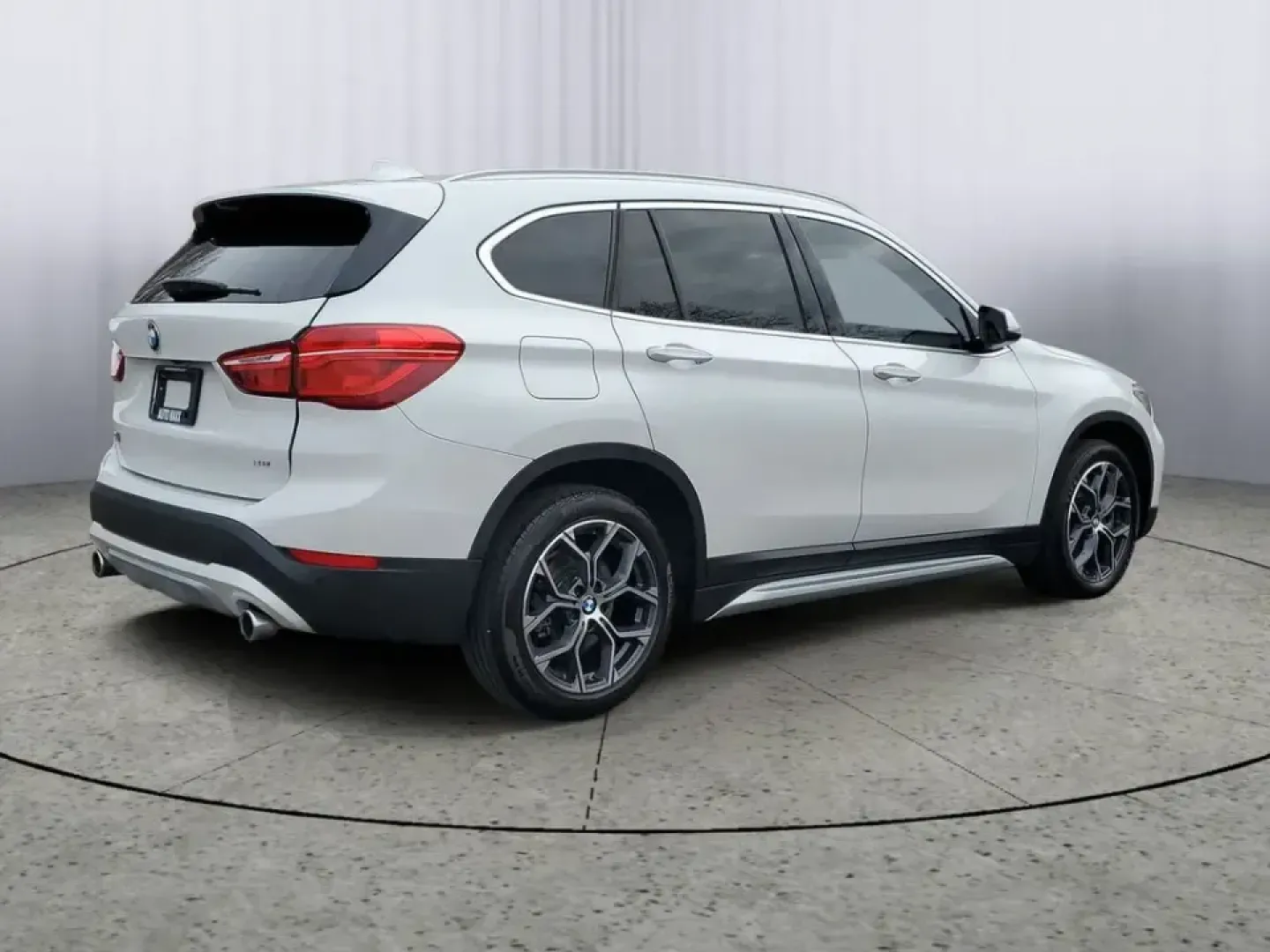 2021 /Oyster/Black BMW X1 sDrive28i (WBXJG7C07M5) with an 4 Cyl, 2.0L engine, 8-speed automatic transmission, located at 6064 Gull Rd, Kalamazoo, MI, 49048, (269) 222-0088, 42.328388, -85.512924 - Whether you're commuting daily between Kalamazoo and Portage, planning weekend getaways to South Haven, or simply want a premium SUV that's easy to park downtown near the Kalamazoo Mall, this 2021 BMW X1 sDrive28i is built for real life. It blends BMW performance with practical cargo space and moder - Photo#3