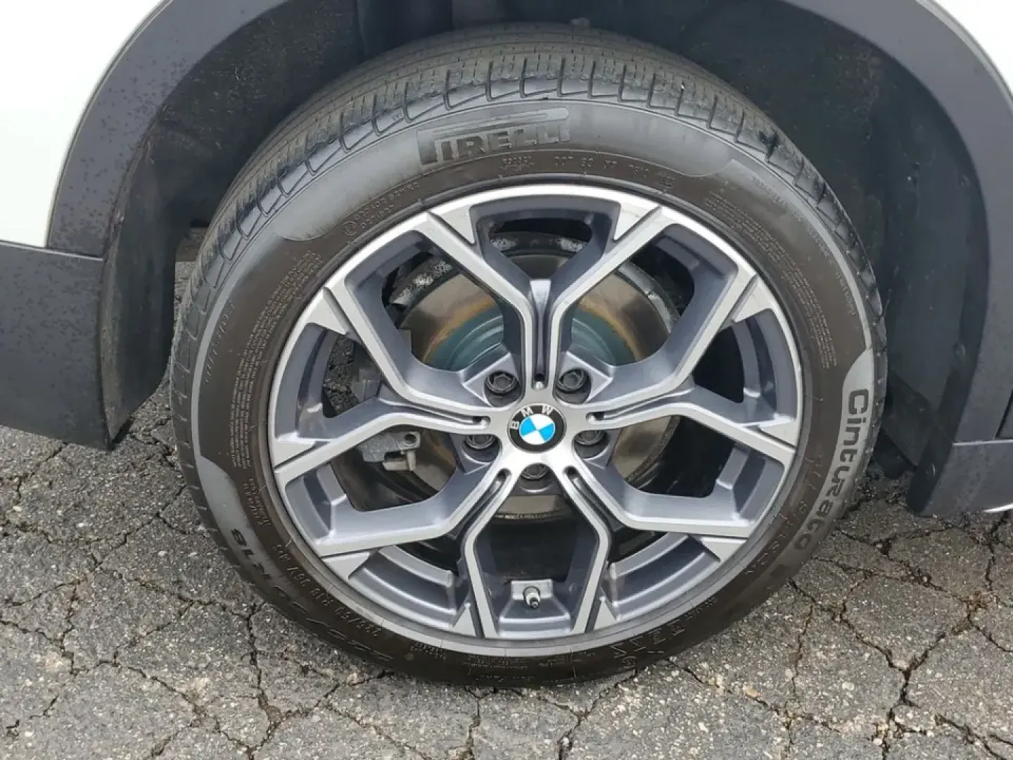 2021 /Oyster/Black BMW X1 sDrive28i (WBXJG7C07M5) with an 4 Cyl, 2.0L engine, 8-speed automatic transmission, located at 6064 Gull Rd, Kalamazoo, MI, 49048, (269) 222-0088, 42.328388, -85.512924 - Whether you're commuting daily between Kalamazoo and Portage, planning weekend getaways to South Haven, or simply want a premium SUV that's easy to park downtown near the Kalamazoo Mall, this 2021 BMW X1 sDrive28i is built for real life. It blends BMW performance with practical cargo space and moder- Photo#4
